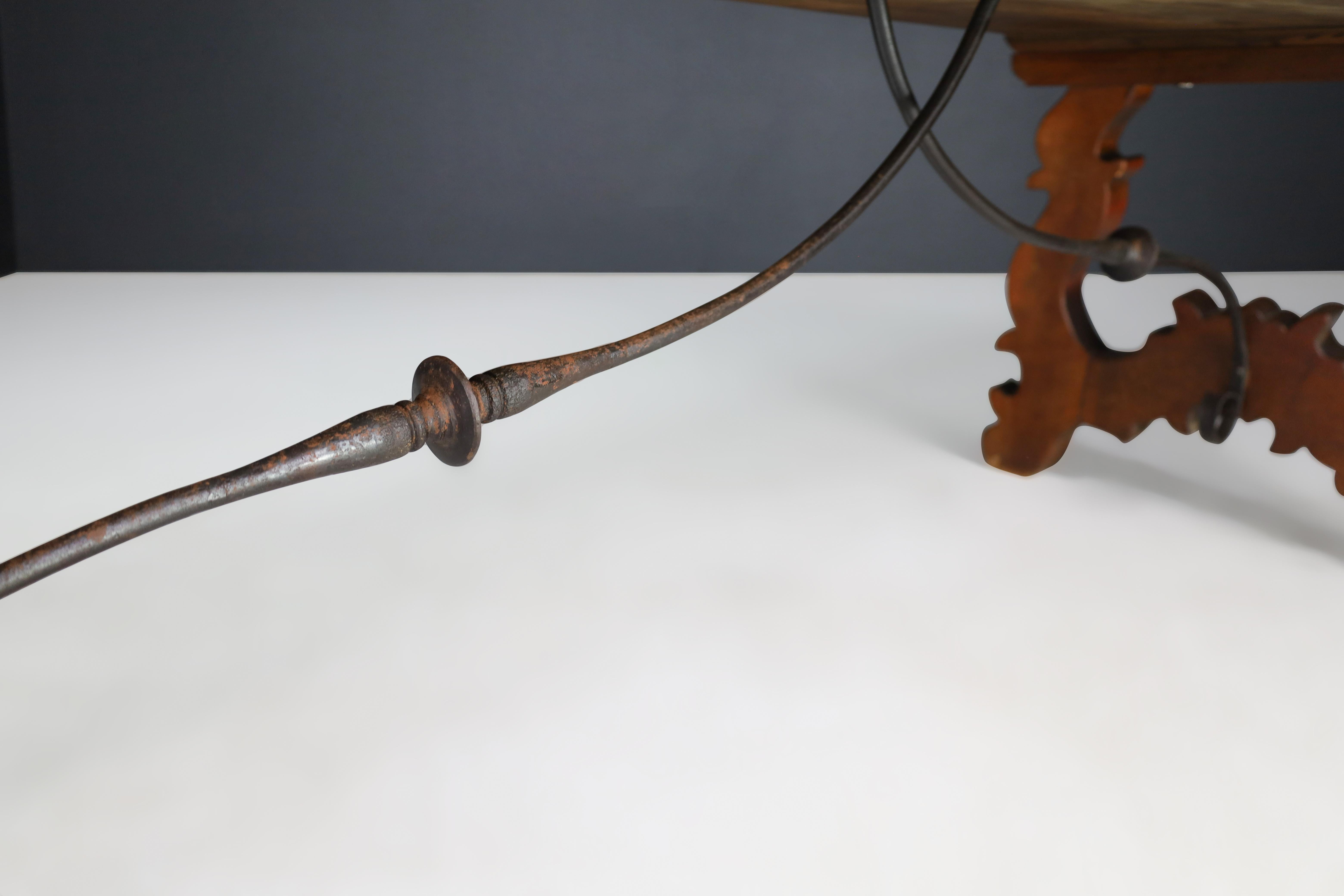 Ancienne table de réfectoire de style baroque espagnol avec pieds sculptés et traverse en fer en vente 4