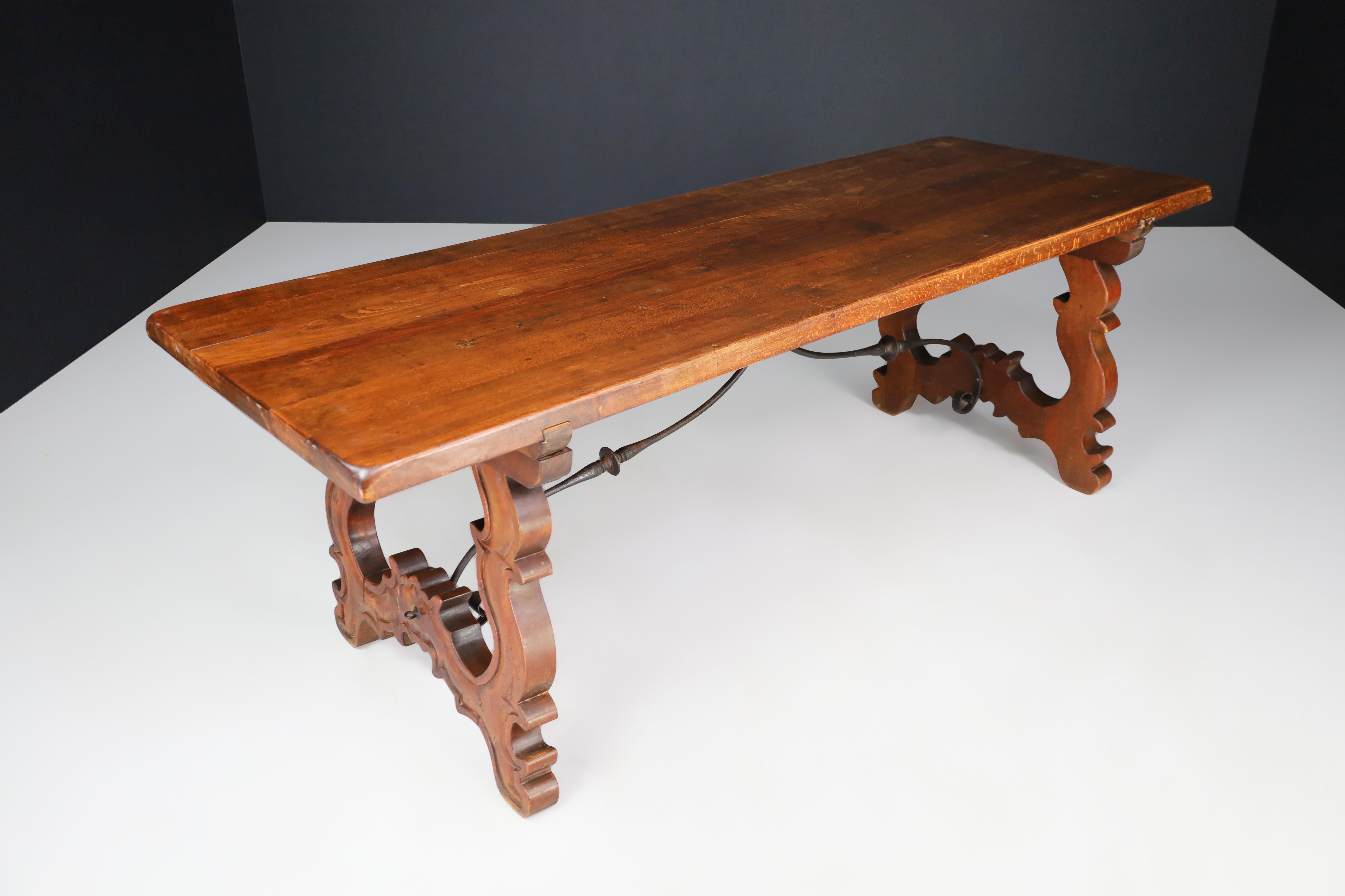 Ancienne table de réfectoire de style baroque espagnol avec pieds sculptés et traverse en fer en vente 6