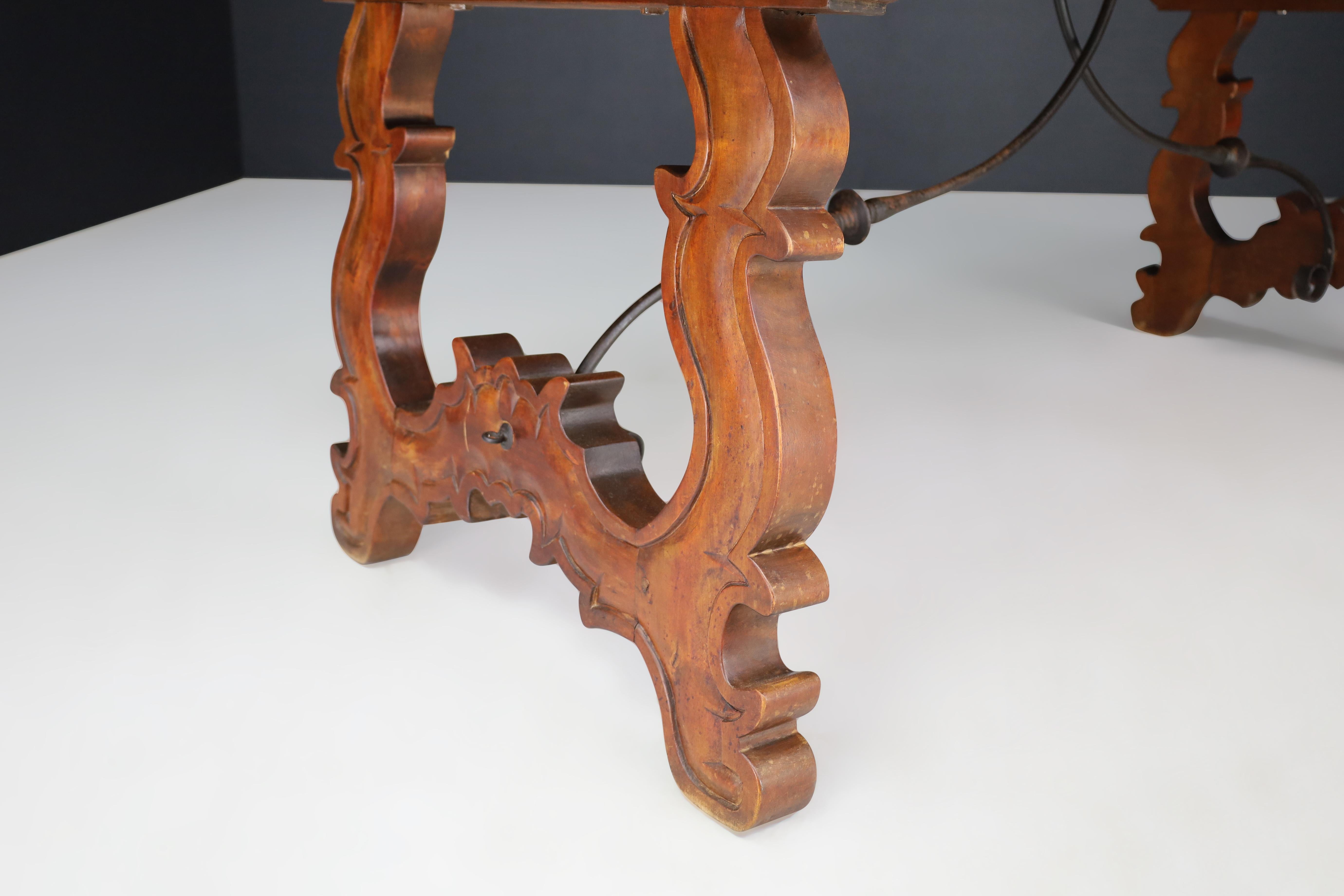 Ancienne table de réfectoire de style baroque espagnol avec pieds sculptés et traverse en fer en vente 7