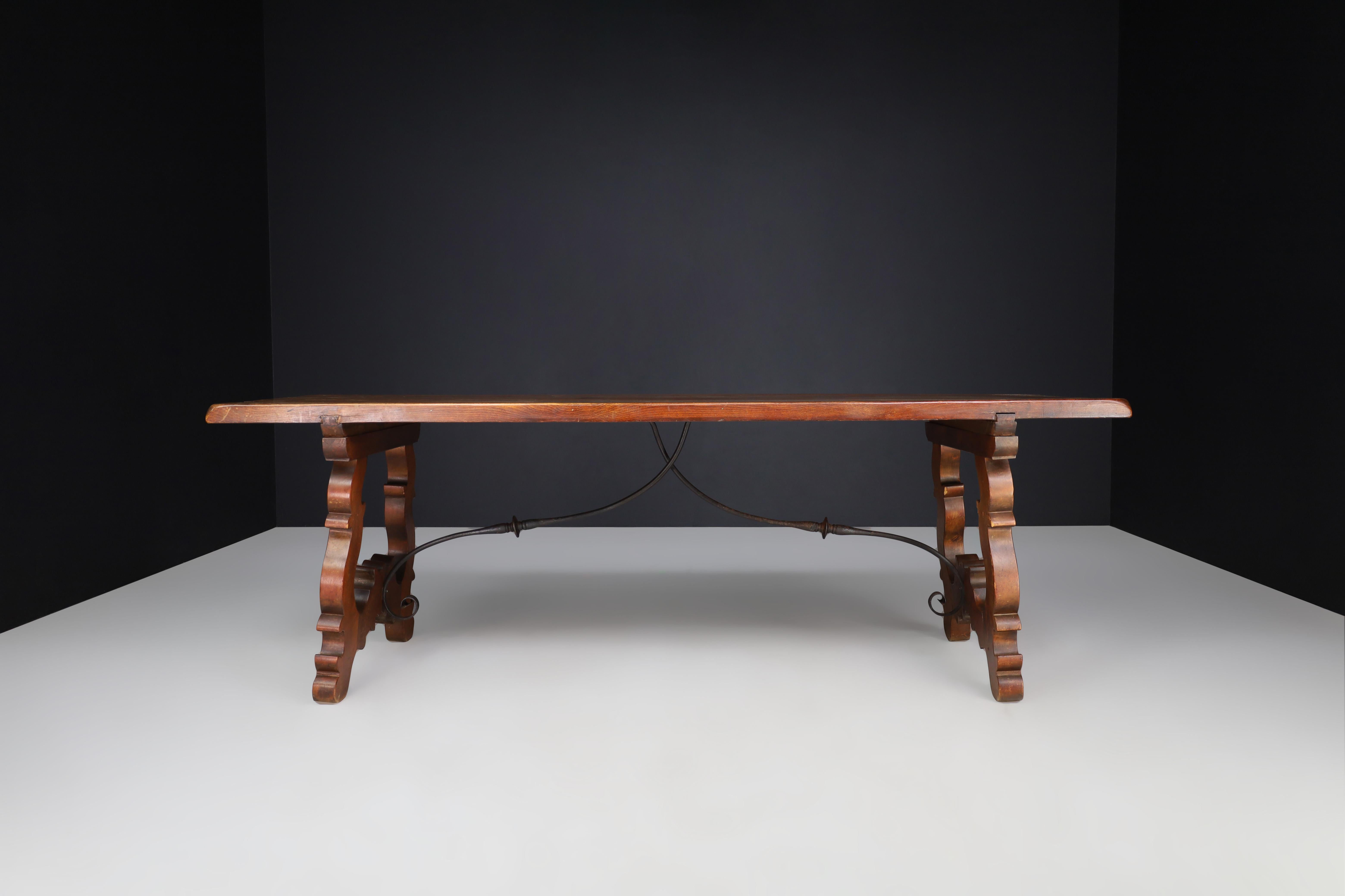 Baroque Ancienne table de réfectoire de style baroque espagnol avec pieds sculptés et traverse en fer en vente