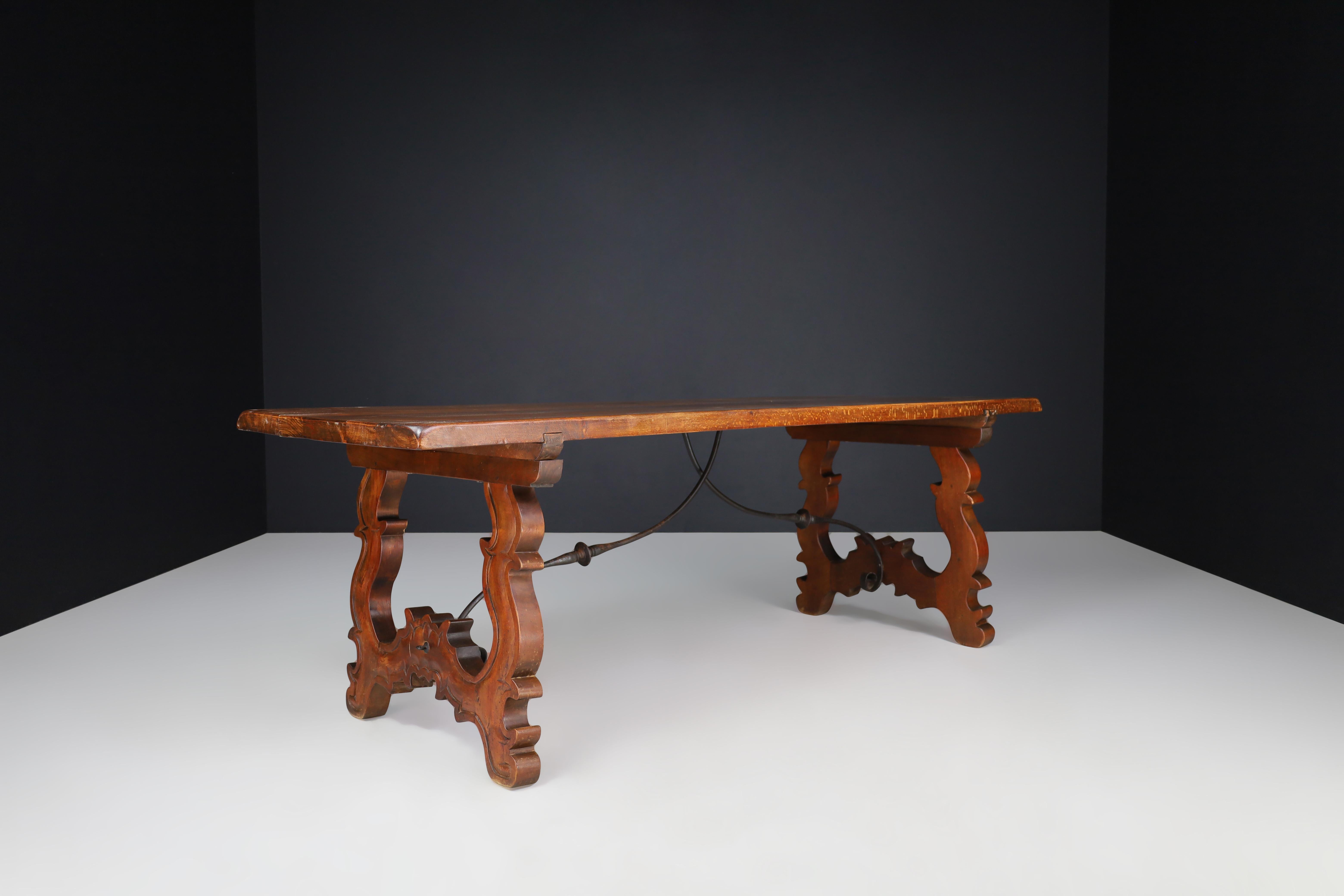 Espagnol Ancienne table de réfectoire de style baroque espagnol avec pieds sculptés et traverse en fer en vente