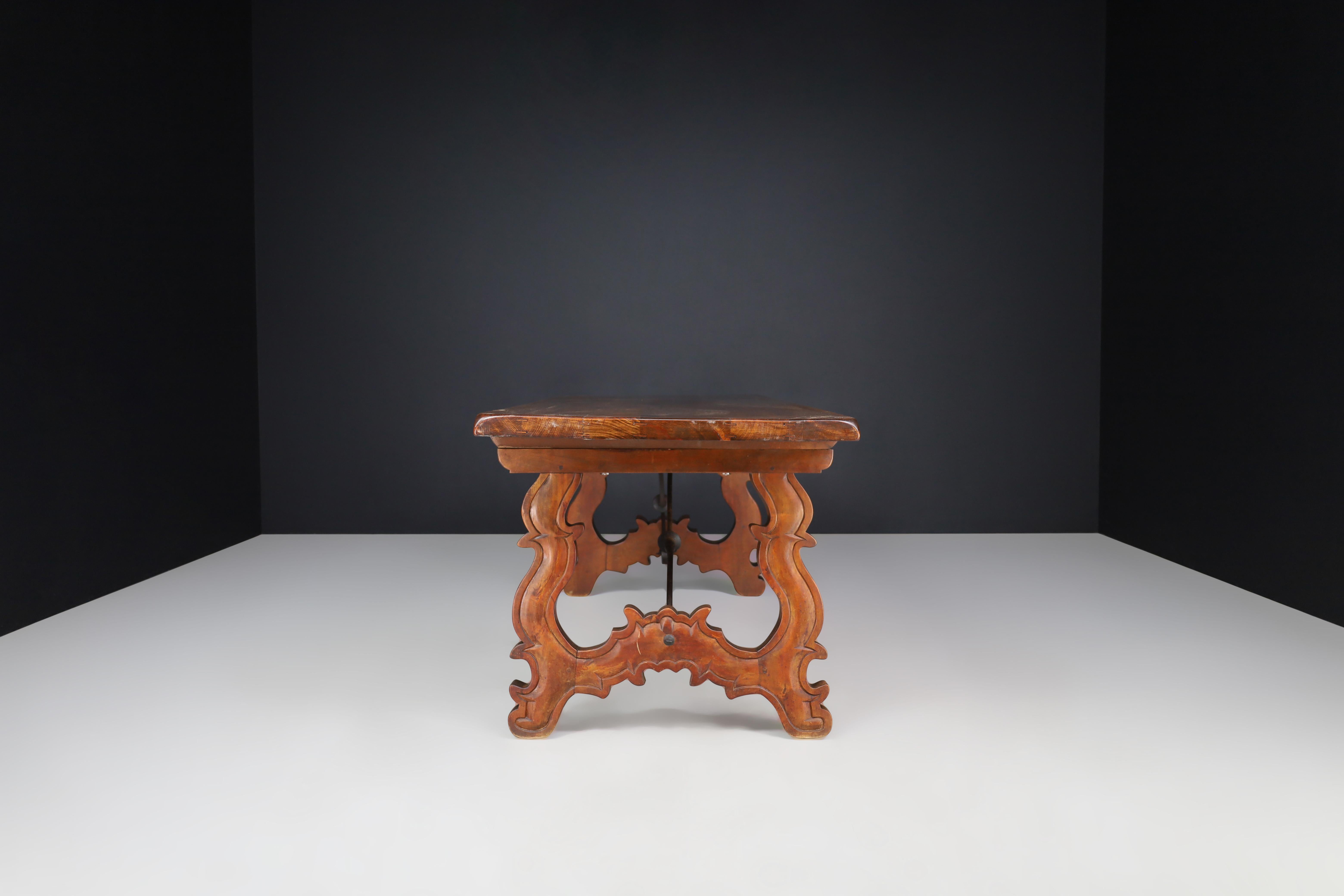 Ancienne table de réfectoire de style baroque espagnol avec pieds sculptés et traverse en fer Bon état - En vente à Almelo, NL