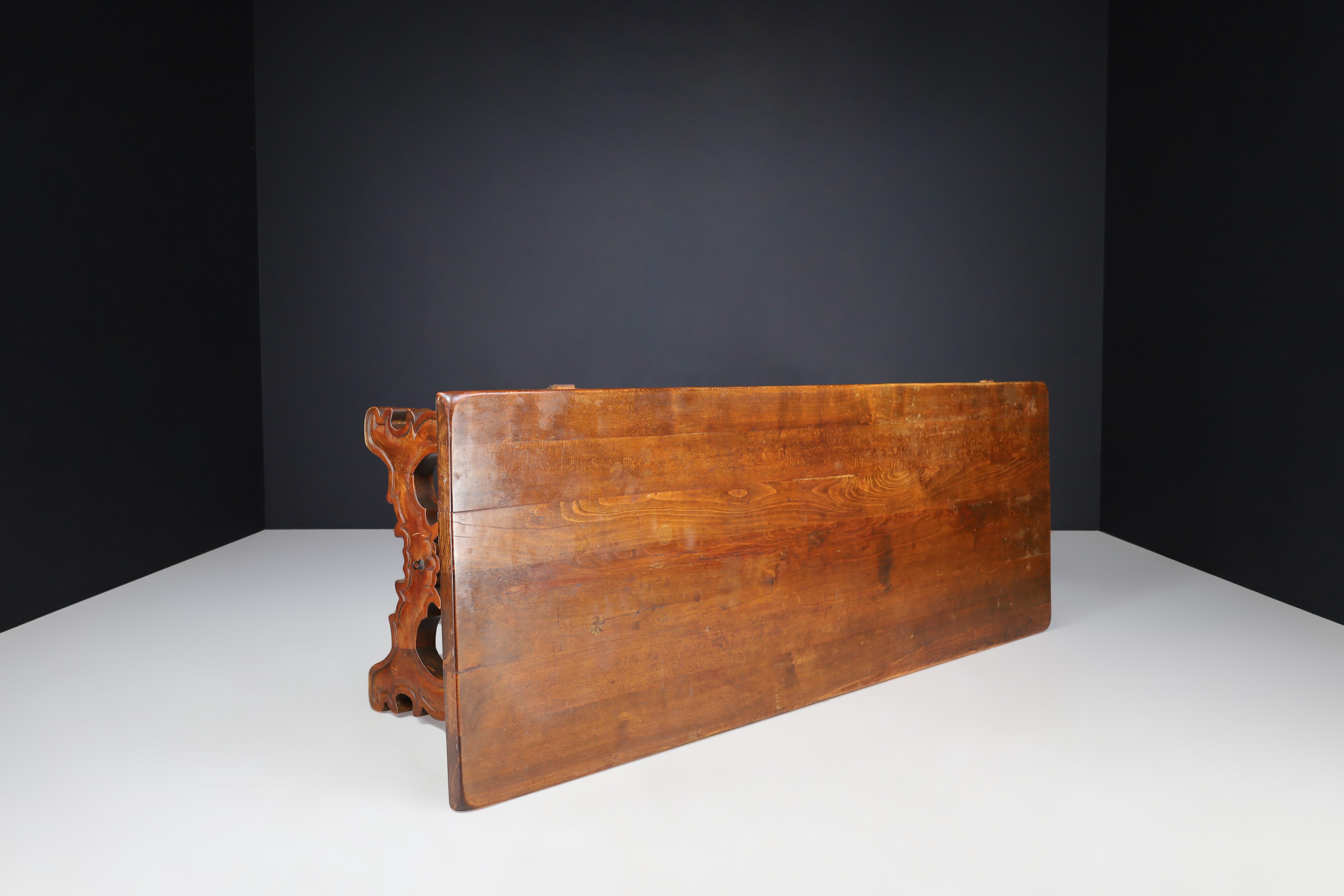 Ancienne table de réfectoire de style baroque espagnol avec pieds sculptés et traverse en fer en vente 1