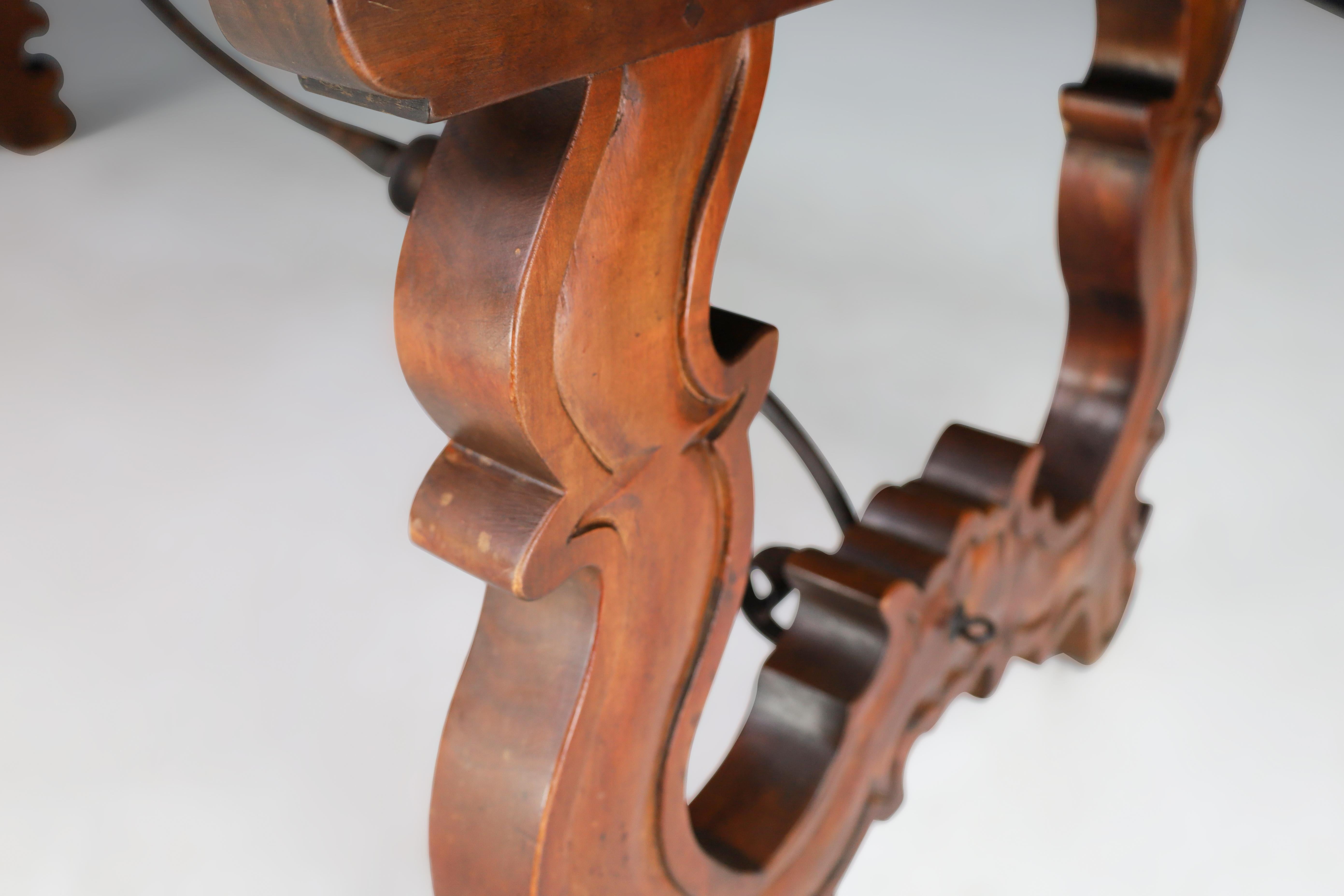 Ancienne table de réfectoire de style baroque espagnol avec pieds sculptés et traverse en fer en vente 2