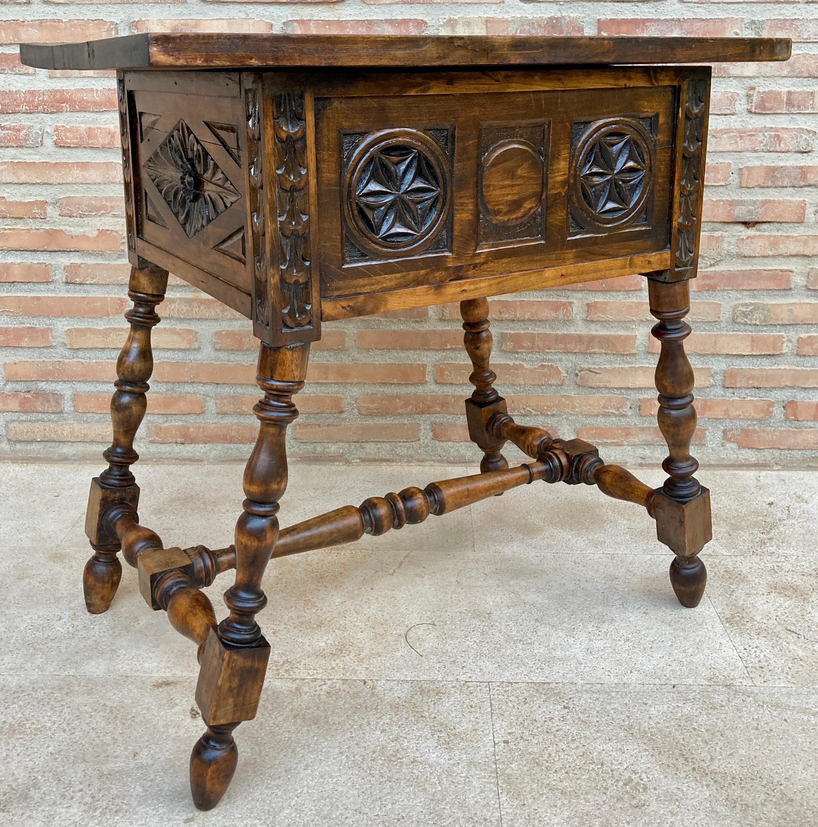 Schöner Schreibtisch oder Beistelltisch aus Nussbaum aus dem 19. Jahrhundert, spanischer Barock, mit geschnitzter Struktur, solomonischen Beinen und einer Schublade.
Sein exquisiter Stil verleiht dem Raum im Haus, in dem er aufgestellt wird, eine