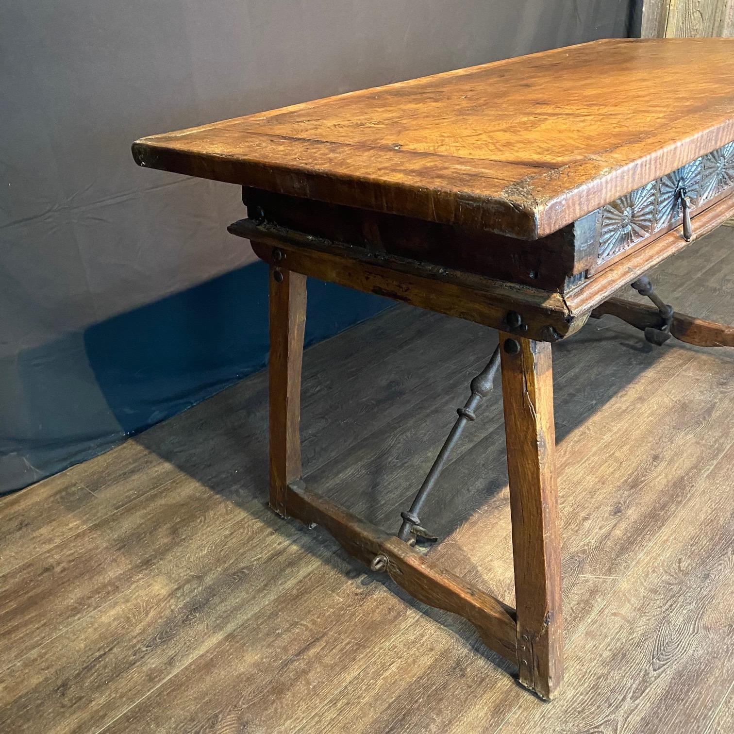 Ancienne Console d'écriture baroque espagnole en noyer, avec des châssis en fer en vente 3