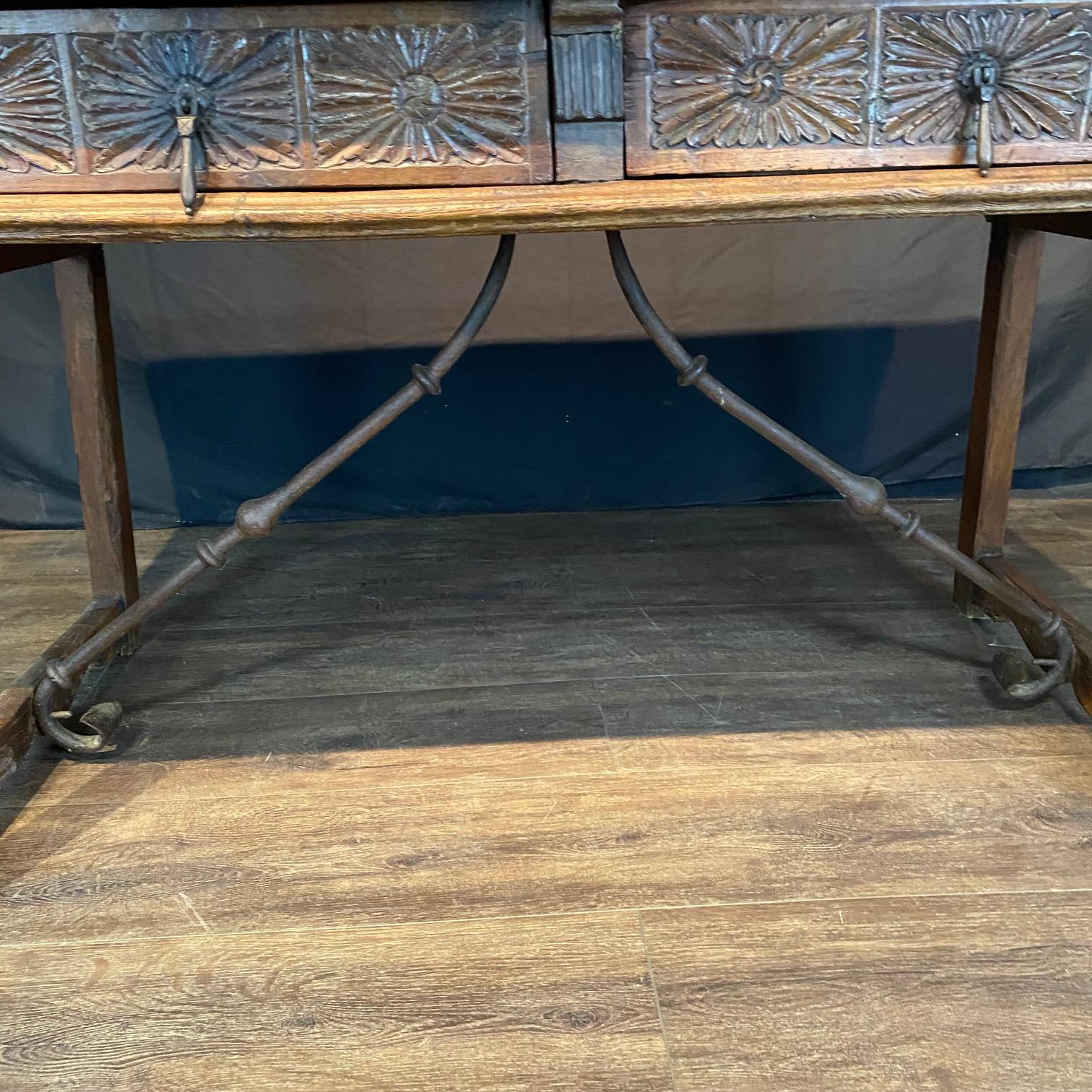 Baroque Ancienne Console d'écriture baroque espagnole en noyer, avec des châssis en fer en vente