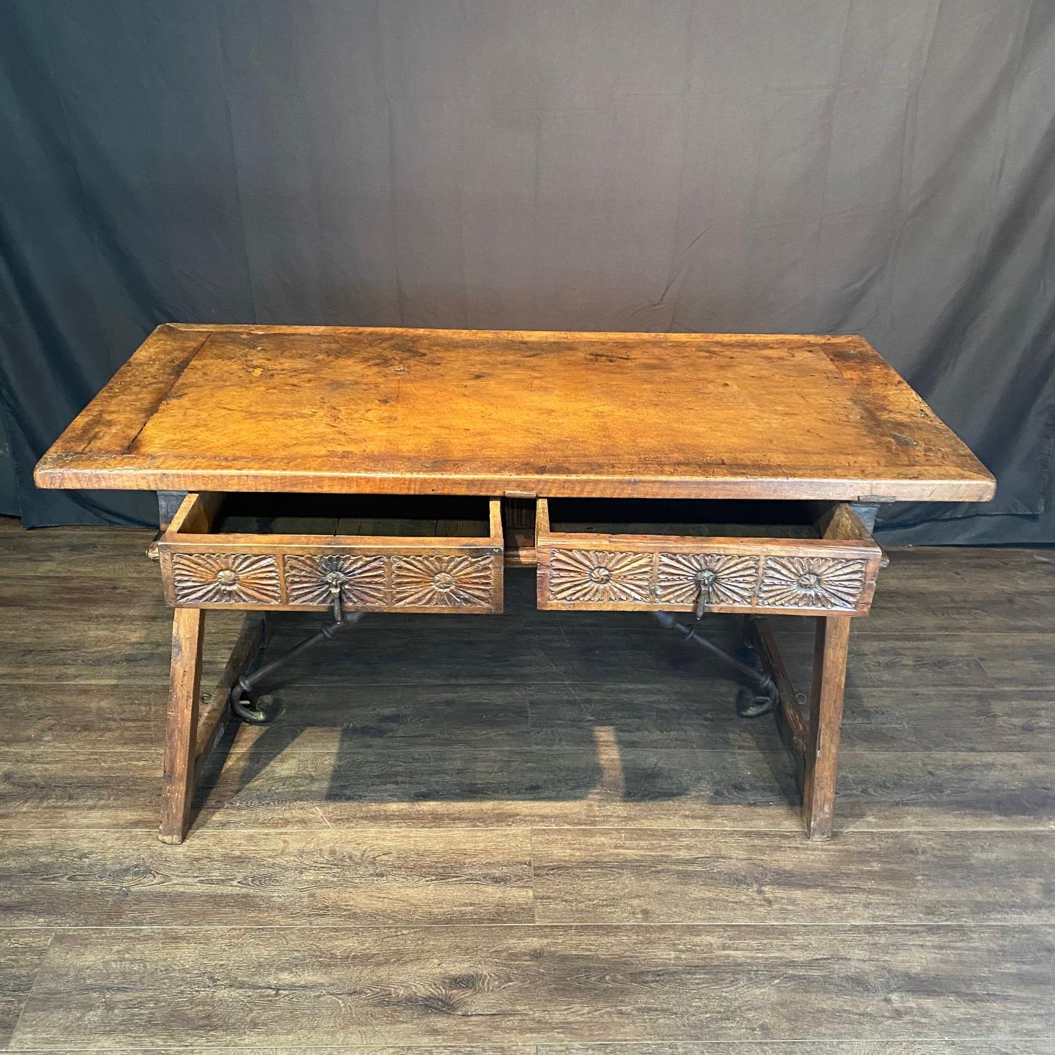 Espagnol Ancienne Console d'écriture baroque espagnole en noyer, avec des châssis en fer en vente