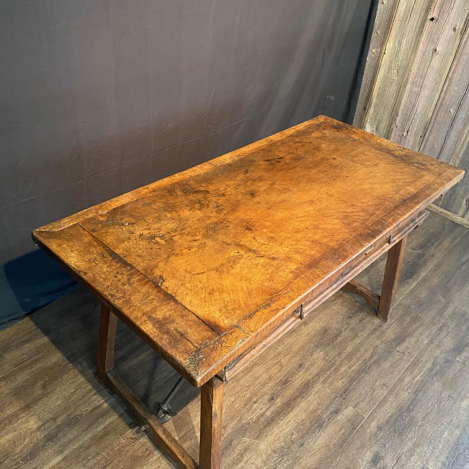 Ancienne Console d'écriture baroque espagnole en noyer, avec des châssis en fer Bon état - En vente à Hopewell, NJ