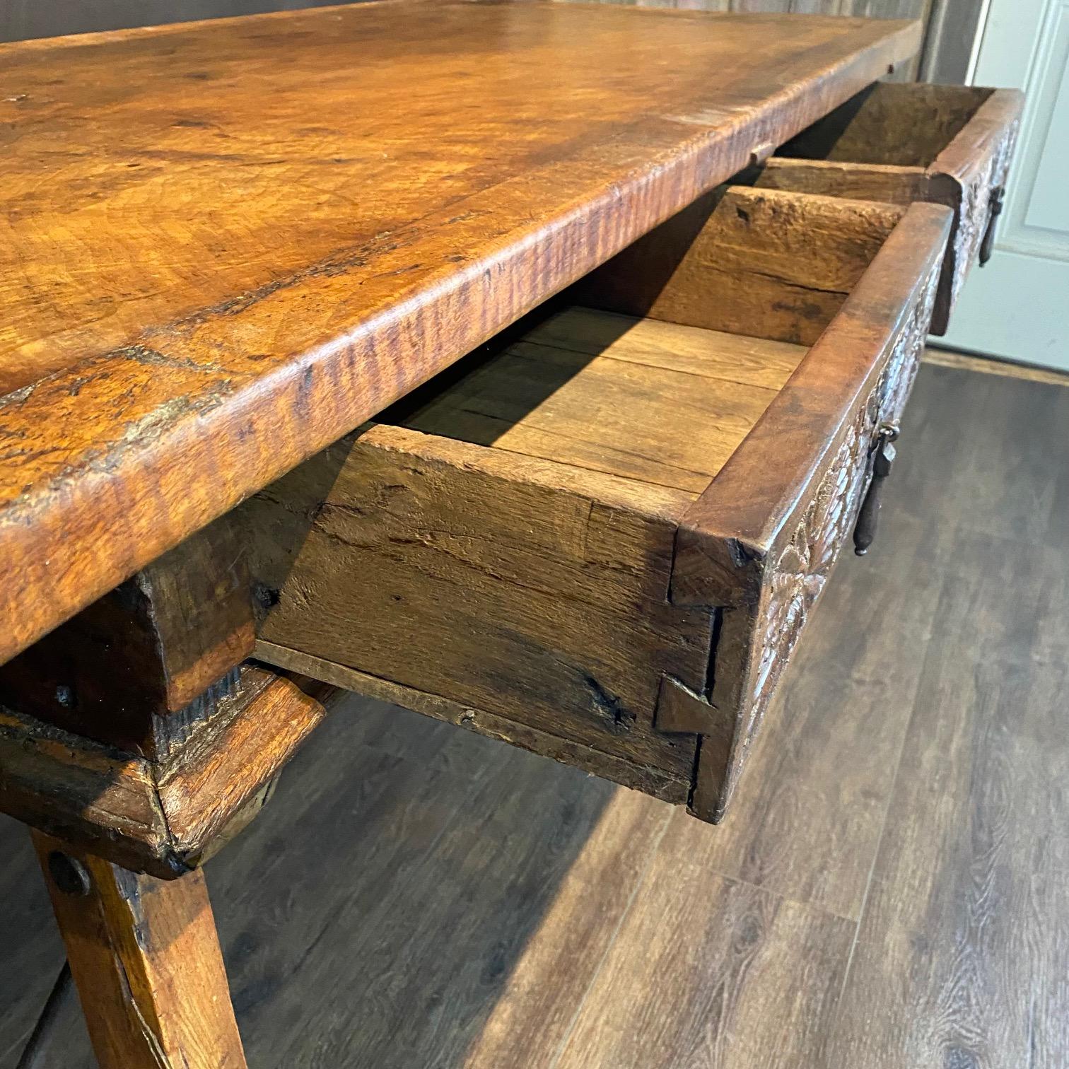 XIXe siècle Ancienne Console d'écriture baroque espagnole en noyer, avec des châssis en fer en vente
