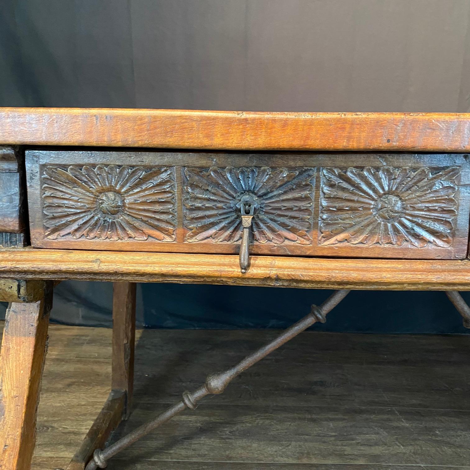 Fer Ancienne Console d'écriture baroque espagnole en noyer, avec des châssis en fer en vente