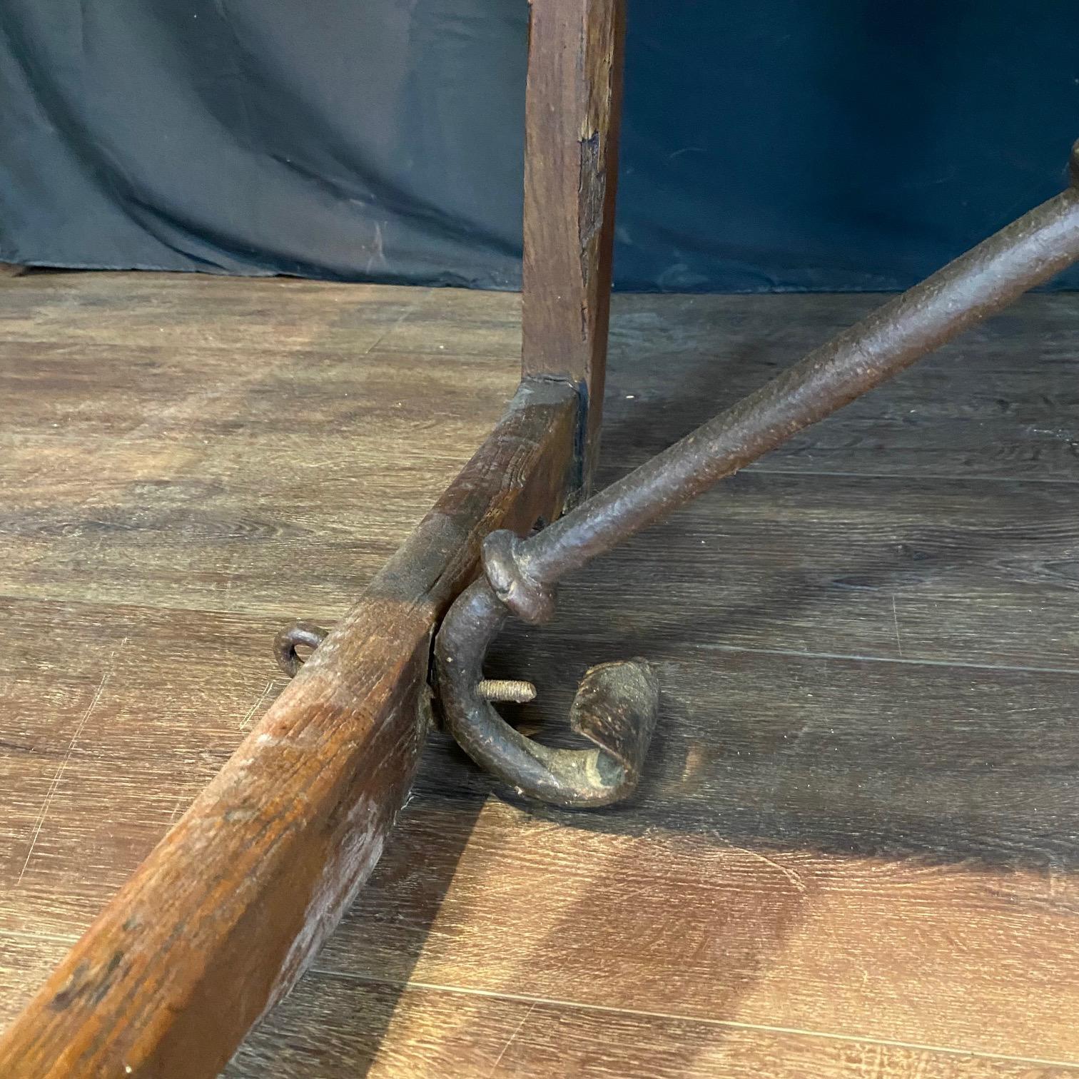 Ancienne Console d'écriture baroque espagnole en noyer, avec des châssis en fer en vente 1