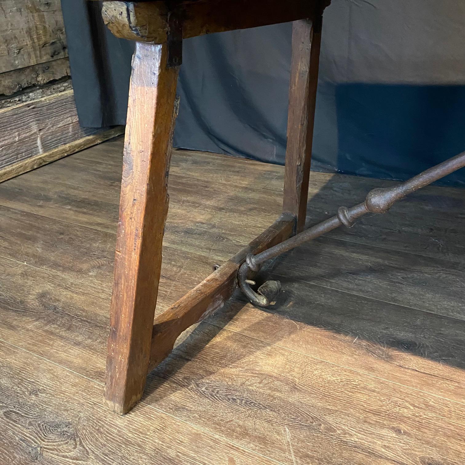 Ancienne Console d'écriture baroque espagnole en noyer, avec des châssis en fer en vente 2