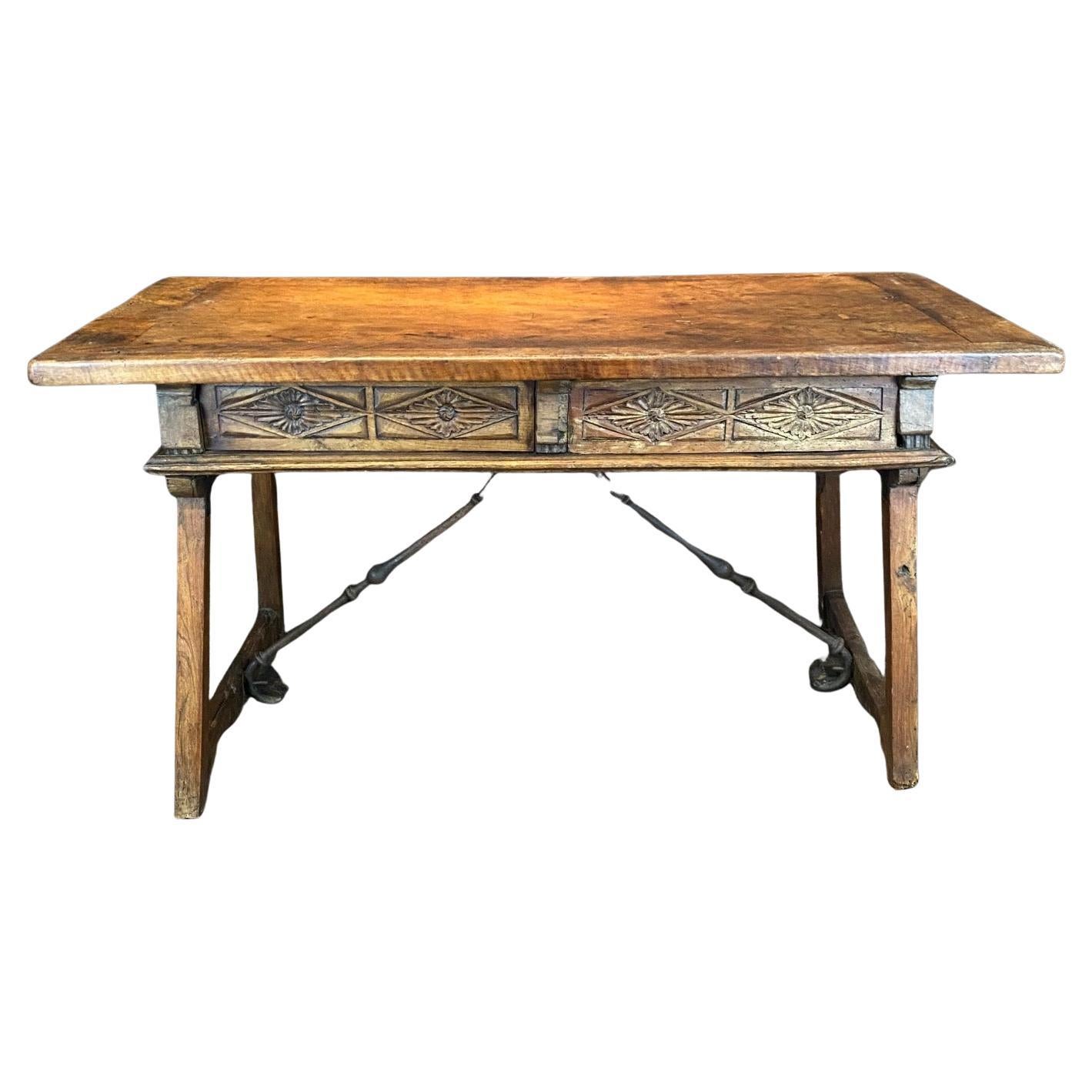 Ancienne Console d'écriture baroque espagnole en noyer, avec des châssis en fer en vente