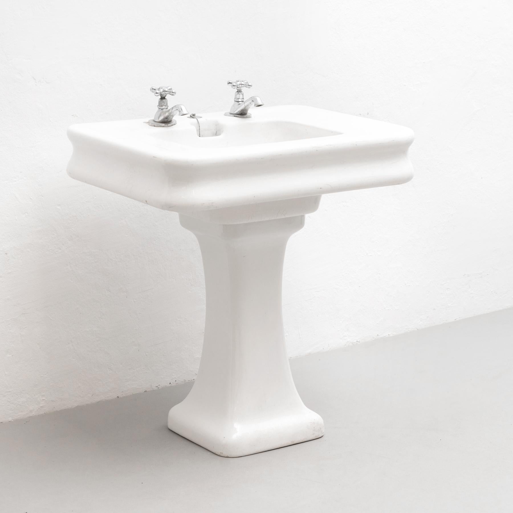 Antique vintage ceramic standing wash basin sink made in the traditional Modernist style.

Washbasin used in the bathrooms by Antoni Gaudí in several of his architectural commissions. It can be found forming part of the emblematic decoration of