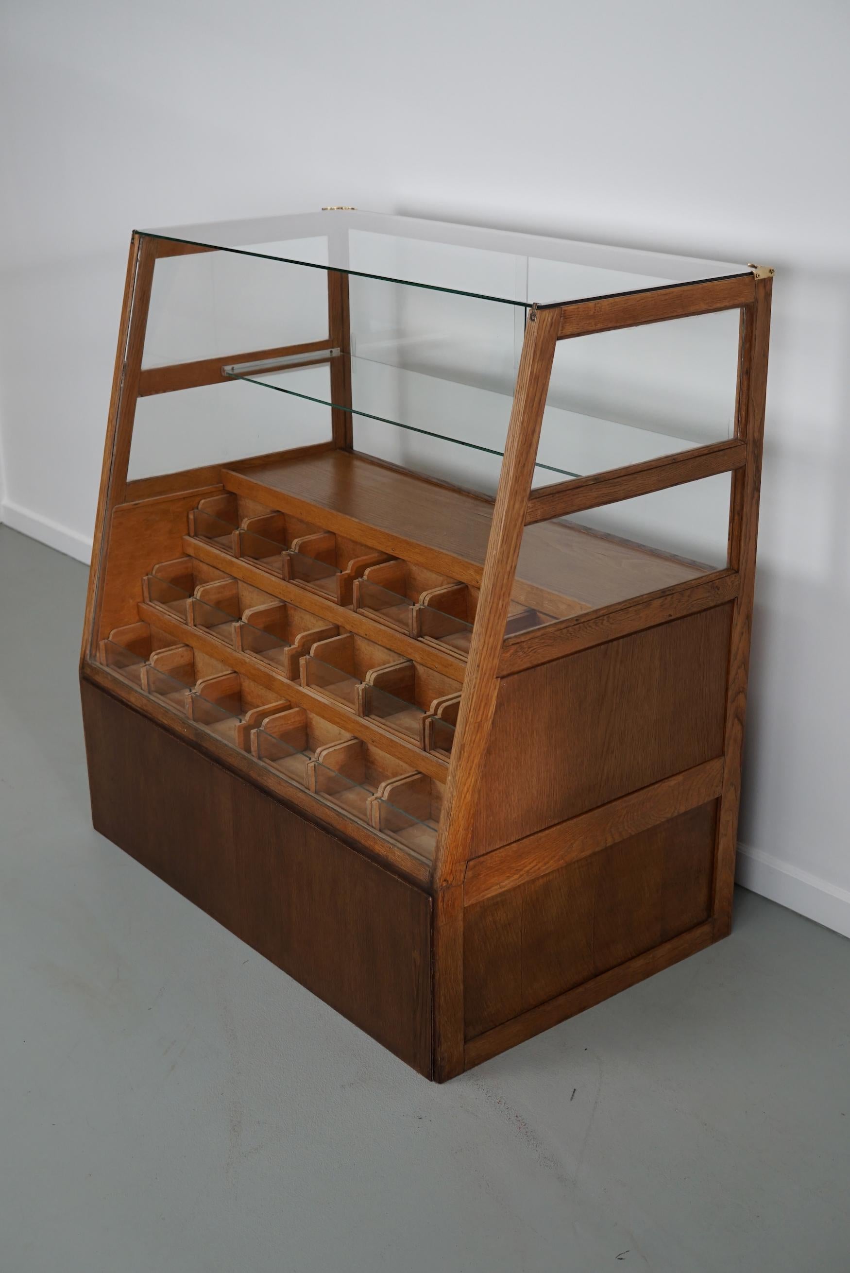 Ancienne mercerie ou comptoir d'atelier espagnol en hêtre et Oak, années 1950 en vente 7