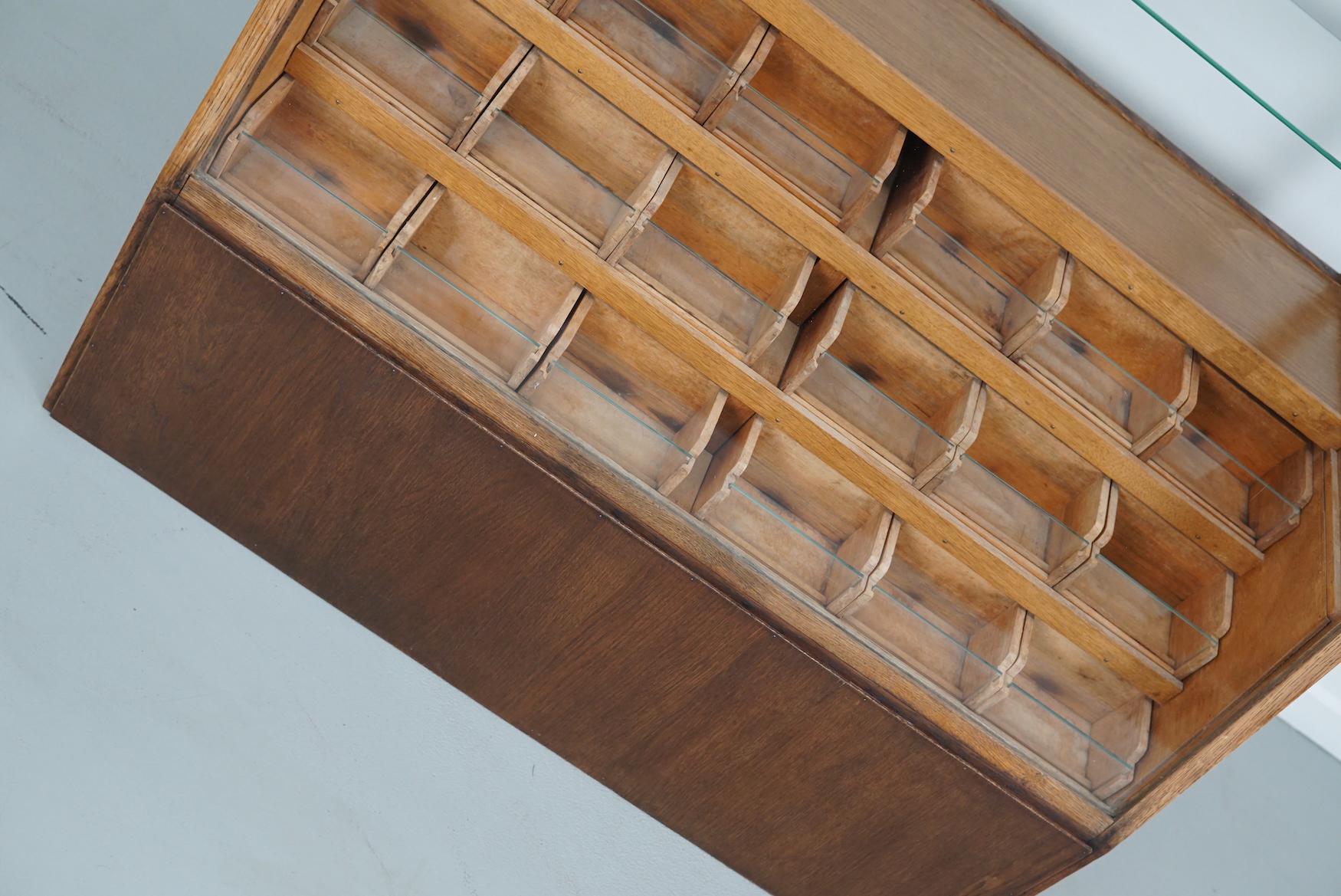 Ancienne mercerie ou comptoir d'atelier espagnol en hêtre et Oak, années 1950 en vente 8