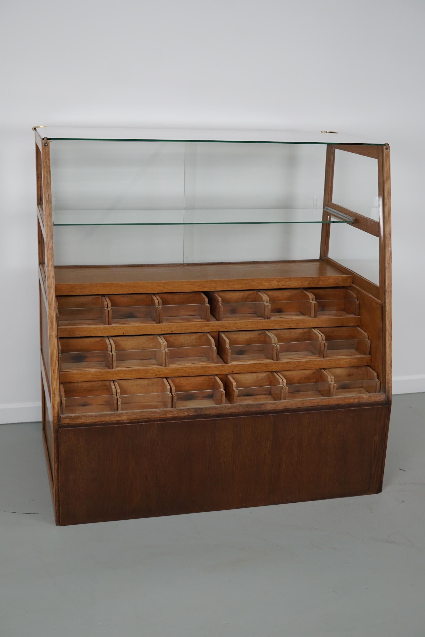 Ancienne mercerie ou comptoir d'atelier espagnol en hêtre et Oak, années 1950 en vente 9