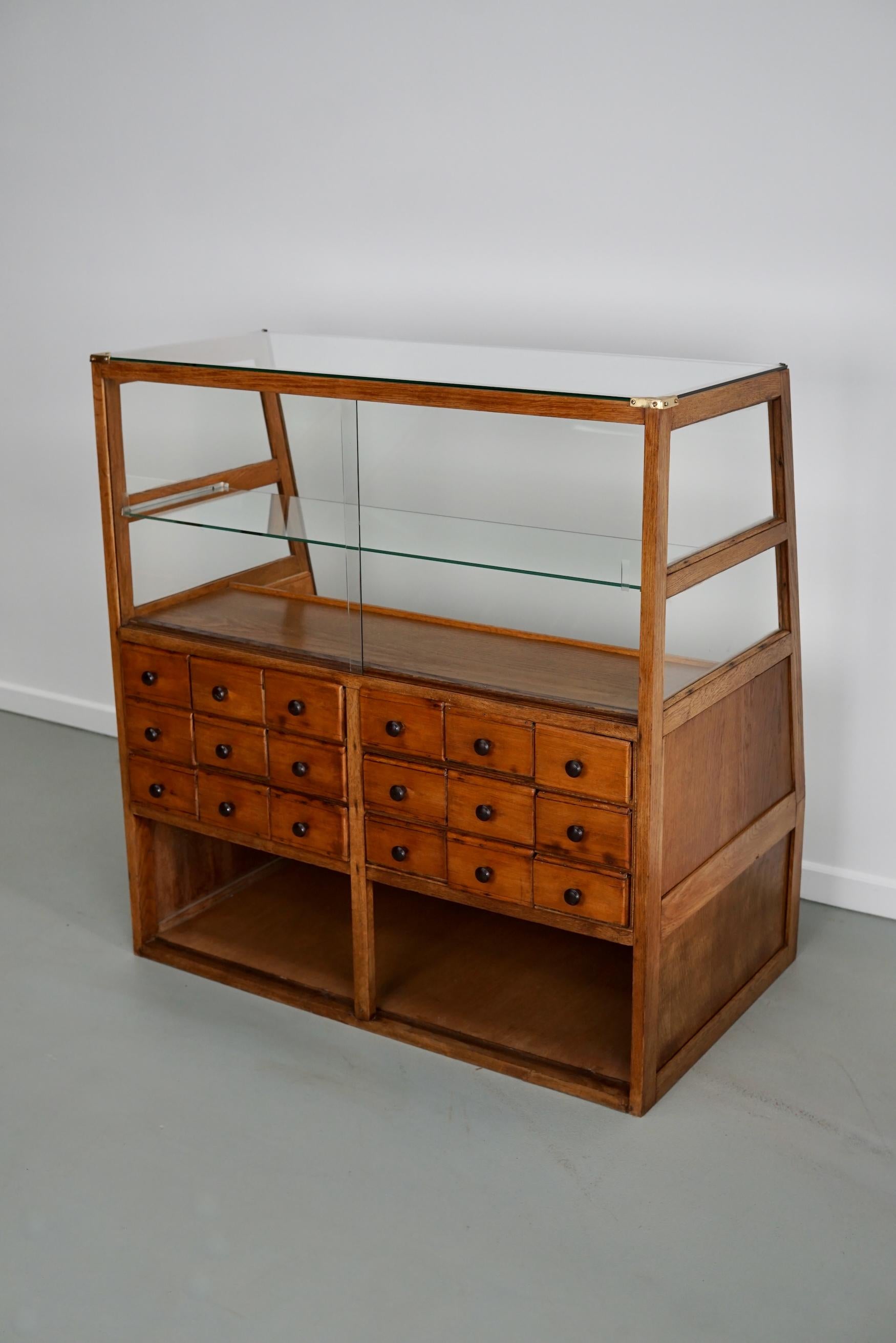 Espagnol Ancienne mercerie ou comptoir d'atelier espagnol en hêtre et Oak, années 1950 en vente