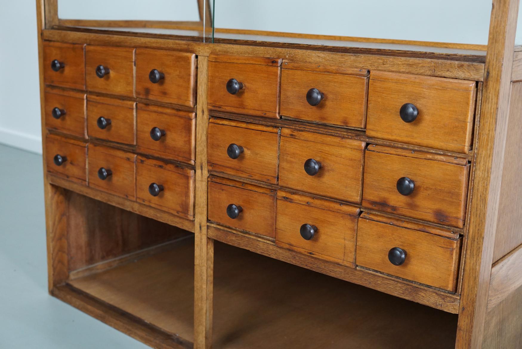 Milieu du XXe siècle Ancienne mercerie ou comptoir d'atelier espagnol en hêtre et Oak, années 1950 en vente