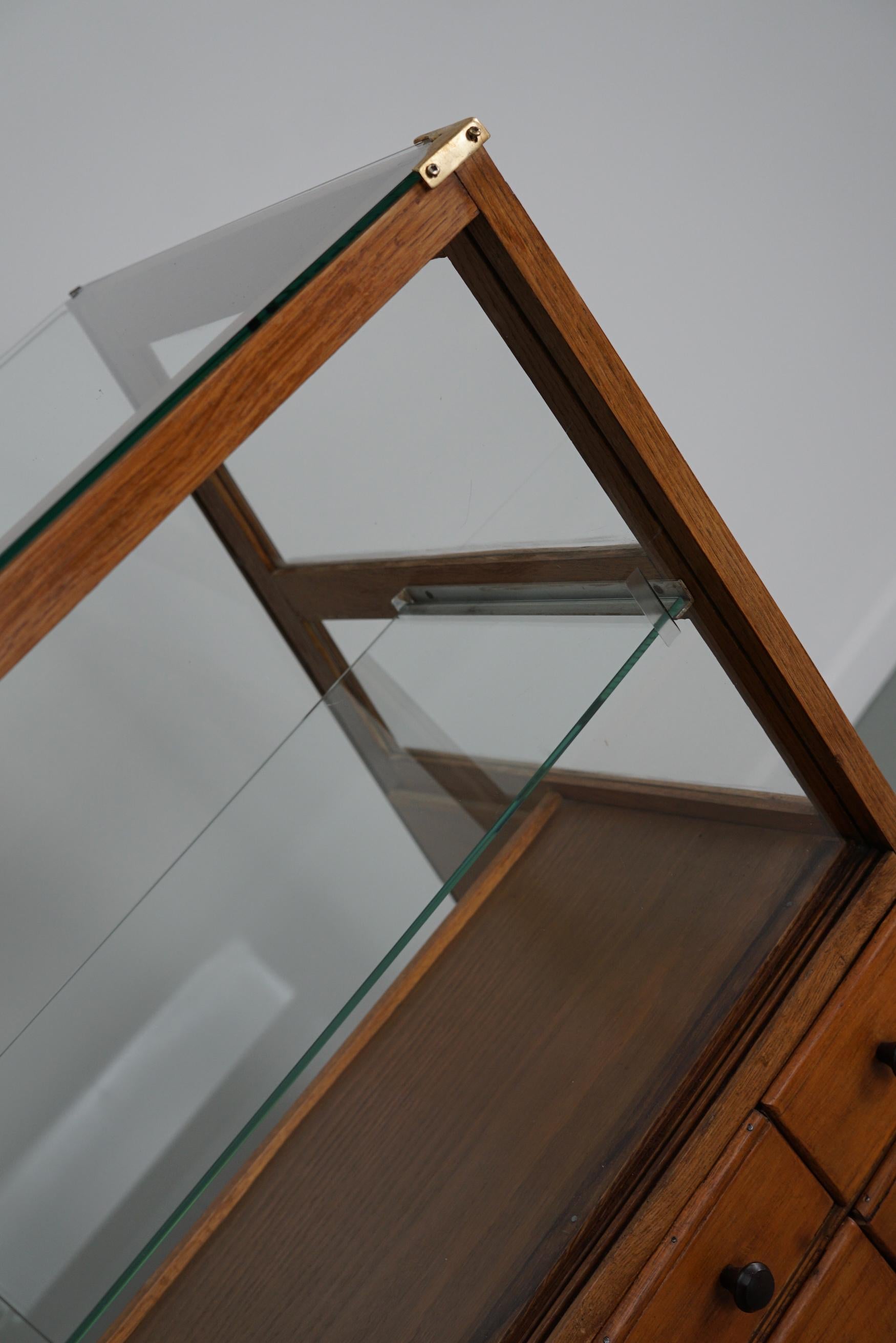 Hêtre Ancienne mercerie ou comptoir d'atelier espagnol en hêtre et Oak, années 1950 en vente