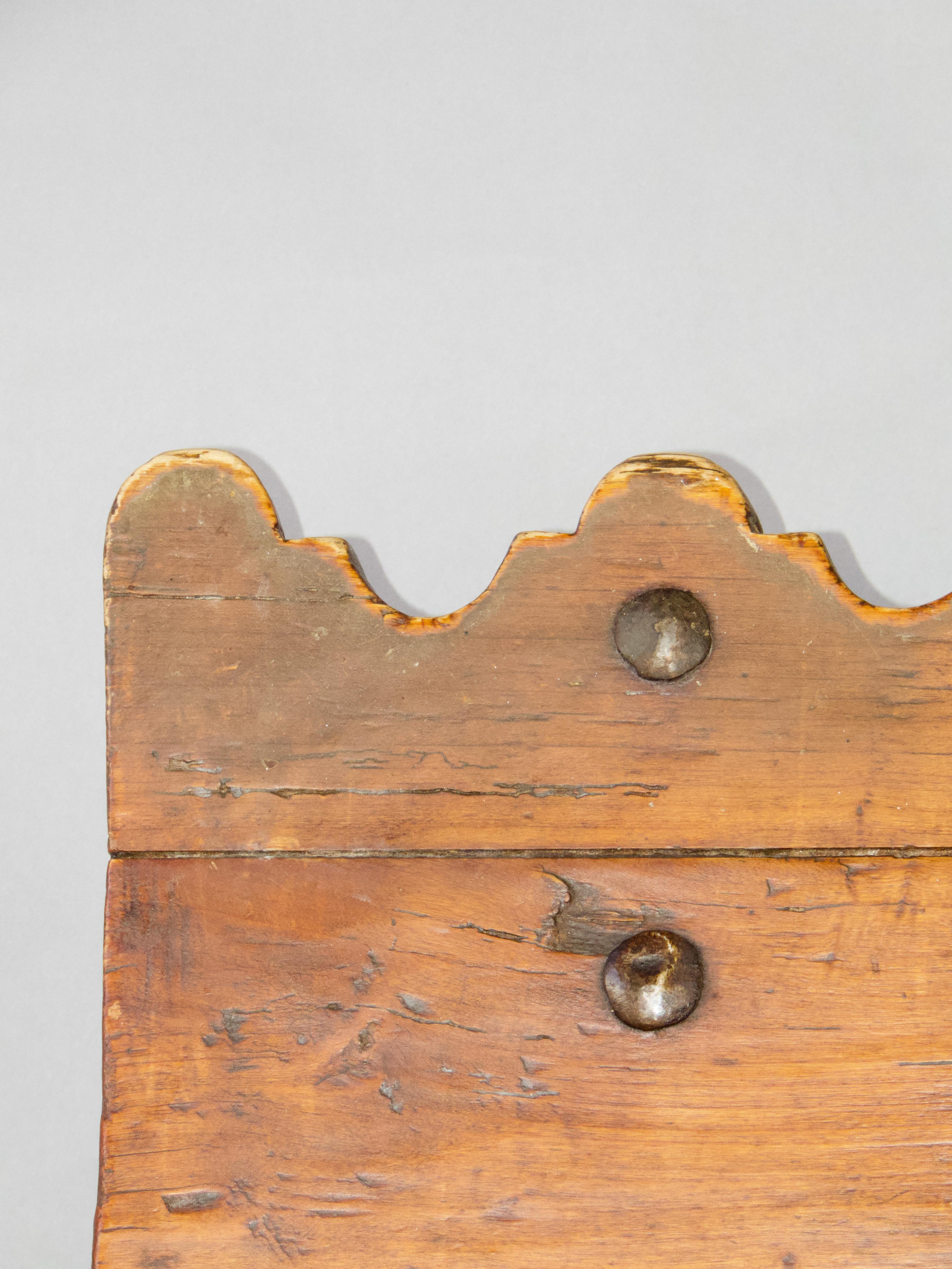 Antique Spanish bench In Good Condition For Sale In grand Lancy, CH