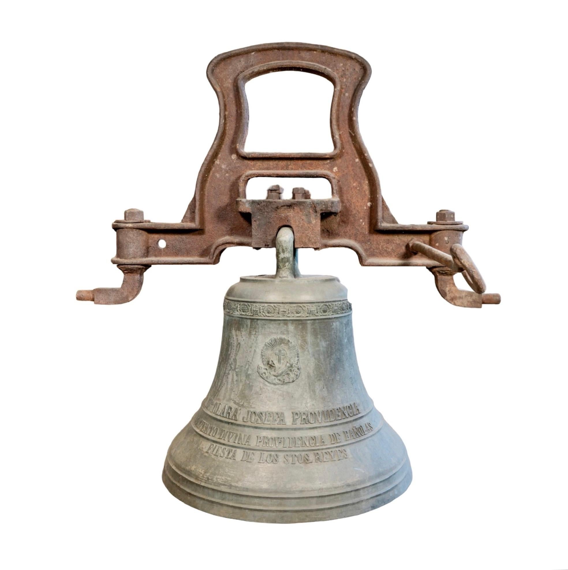 Cloche monumentale en bronze et en fer provenant d'Espagne, datée de 1948 et récupérée du temple de la Divine Providence à Bañolas. La cloche porte l'inscription :

