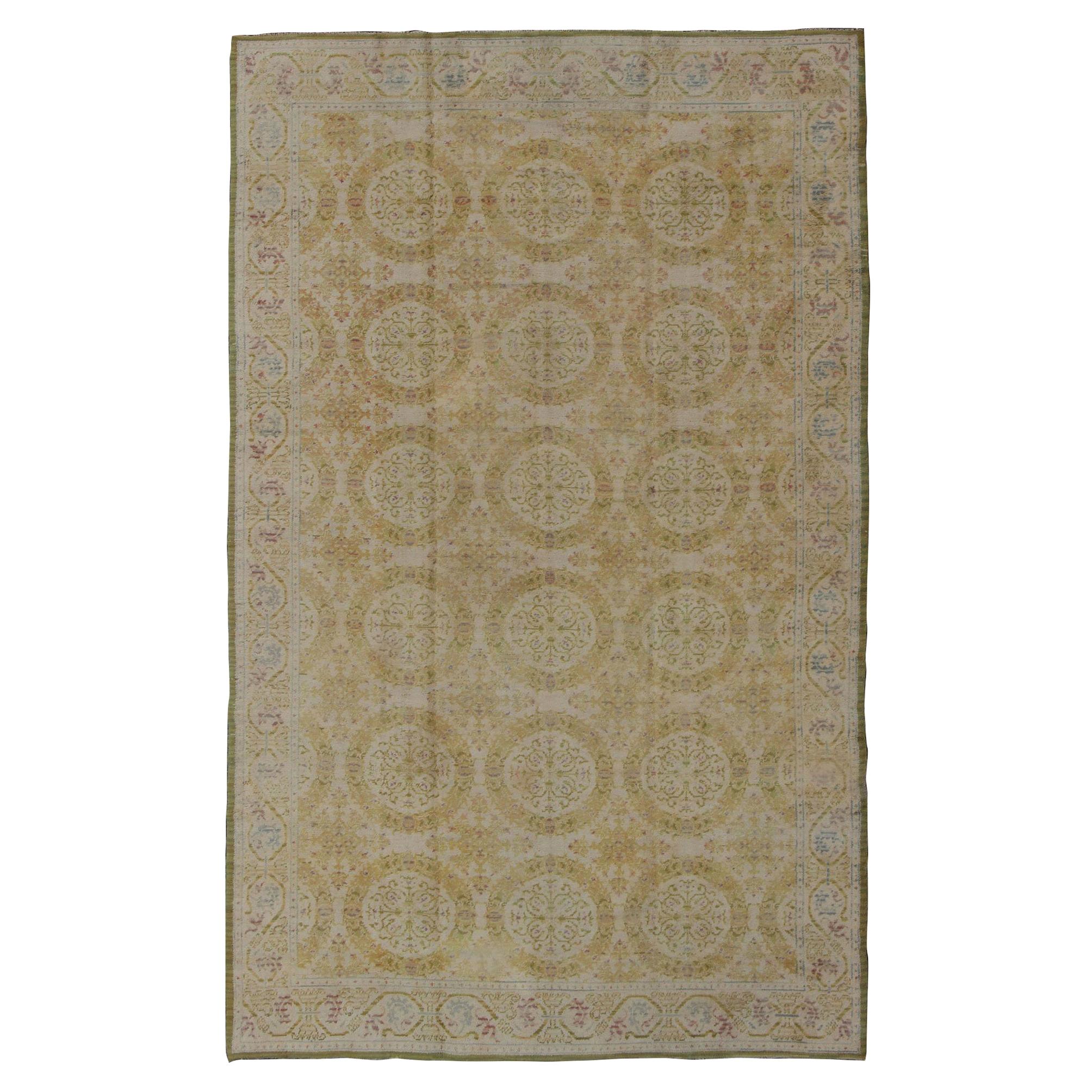 Antiker spanischer Teppich in Gelbgrün, Elfenbein und Lavendel