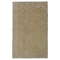 Tapis espagnol ancien en jaune, vert, ivoire et lavande