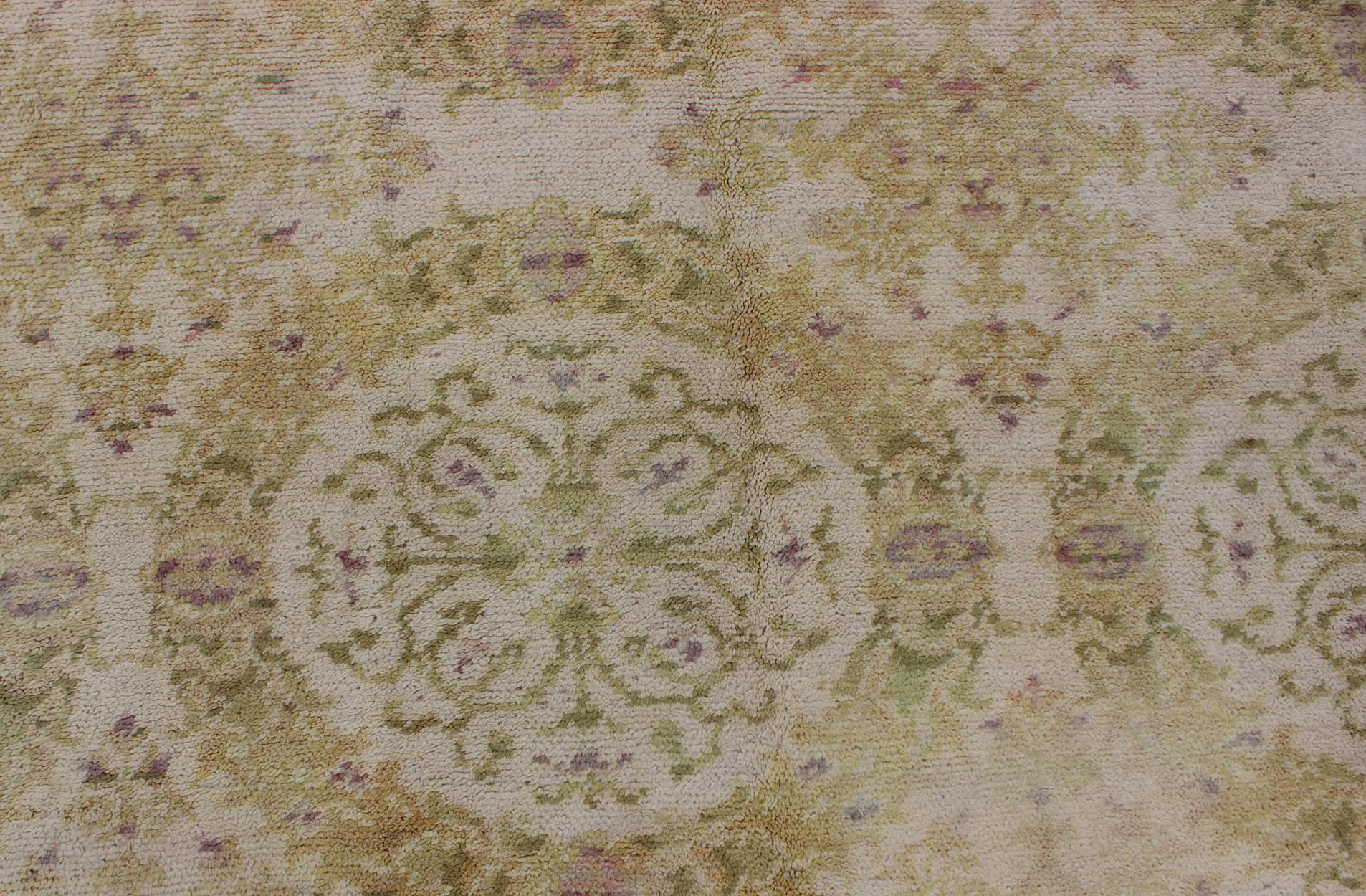 Antiker spanischer Teppich in Gelbgrün, Elfenbein und Lavendel im Angebot 1