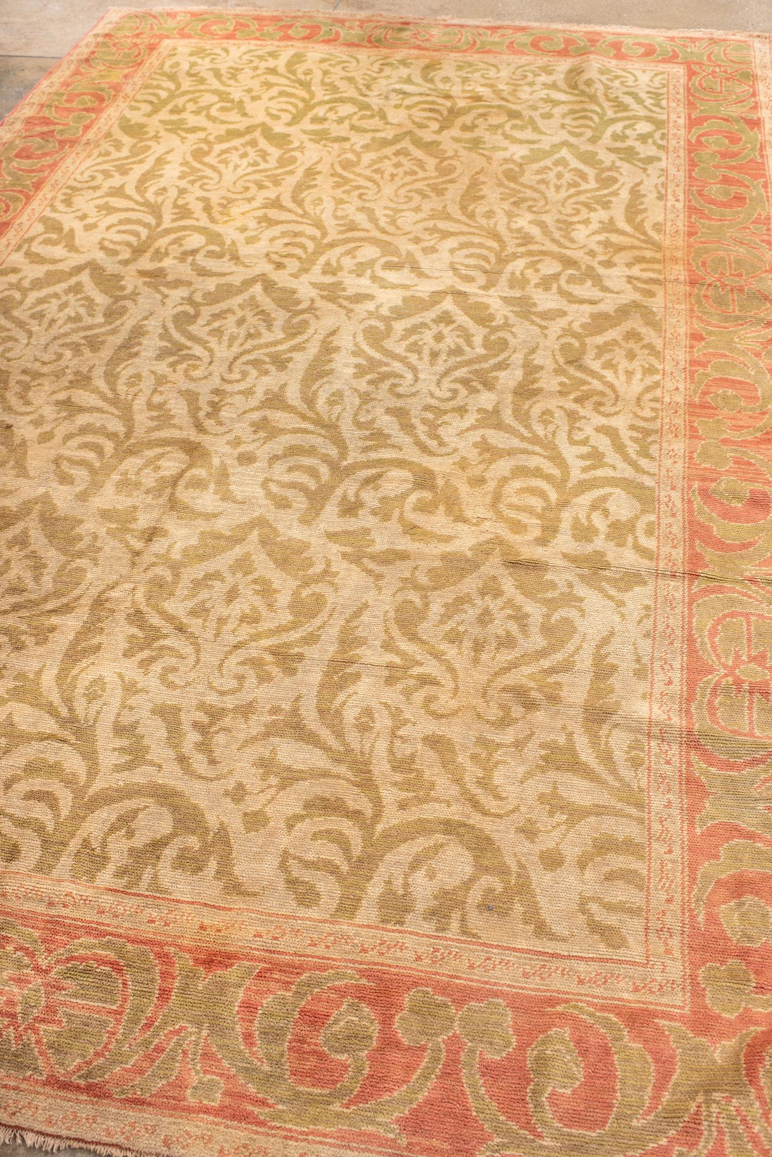 Alfombra Española Antigua con Motivo de Palmetas Renacentistas Anudado a mano en venta