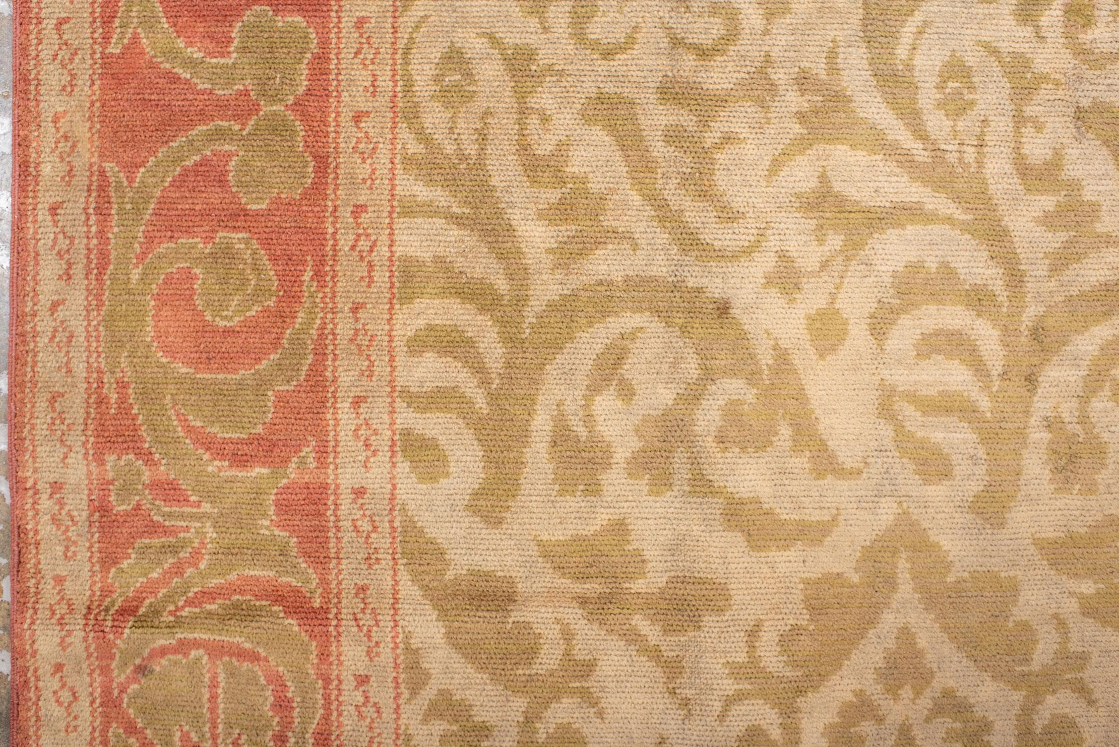 Alfombra Española Antigua con Motivo de Palmetas Renacentistas siglo XX en venta