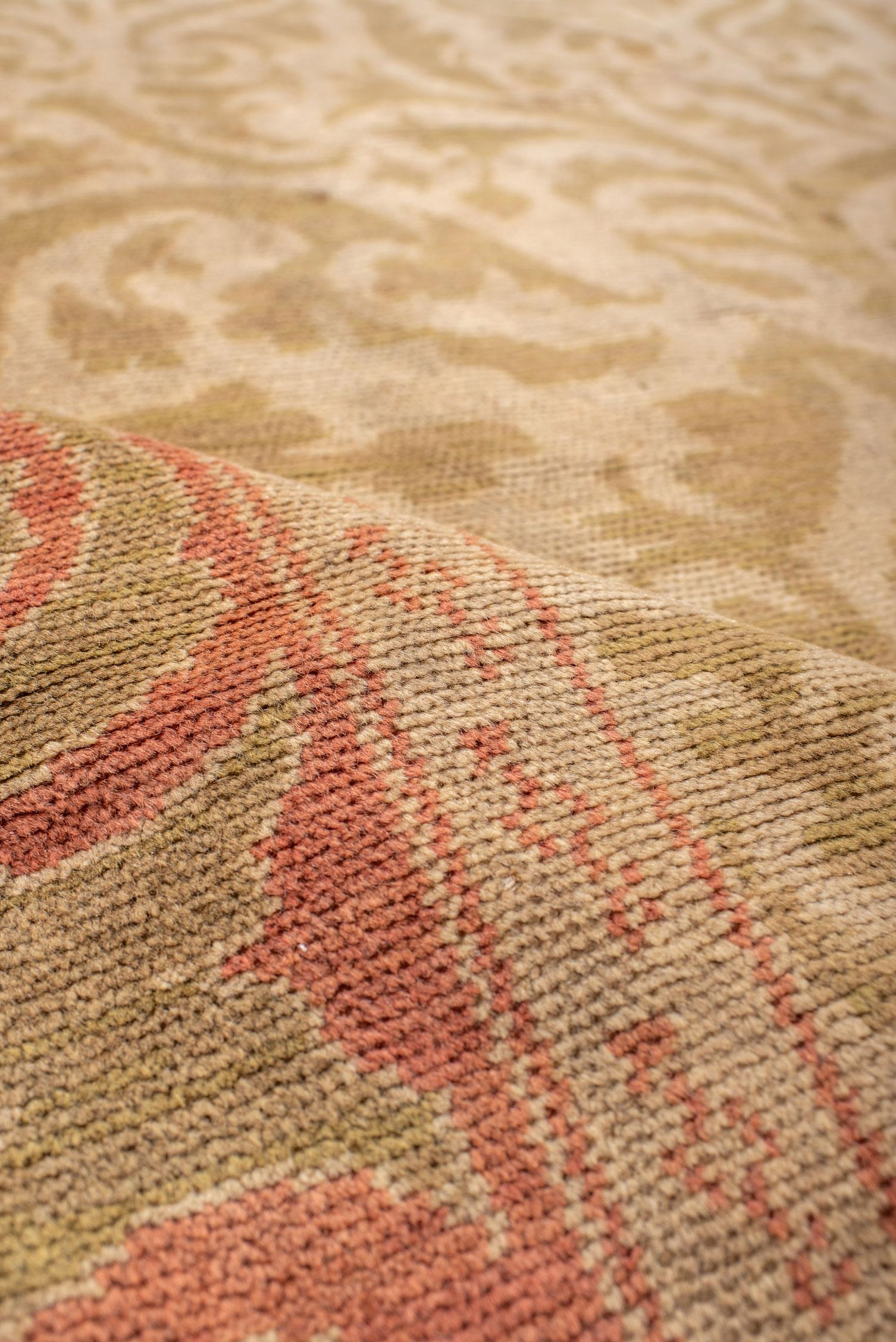 Alfombra Española Antigua con Motivo de Palmetas Renacentistas en venta 1