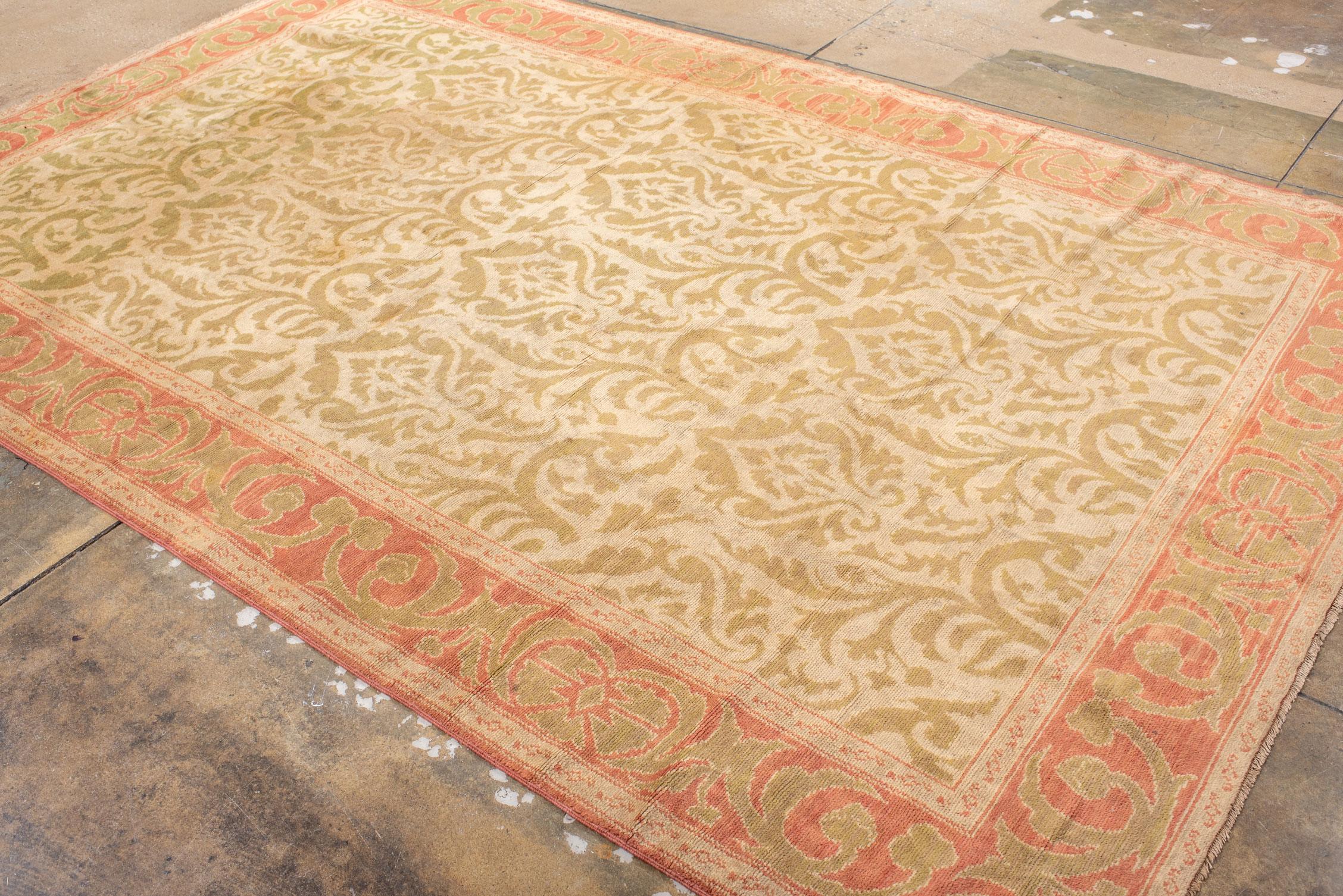 Alfombra Española Antigua con Motivo de Palmetas Renacentistas en venta 2