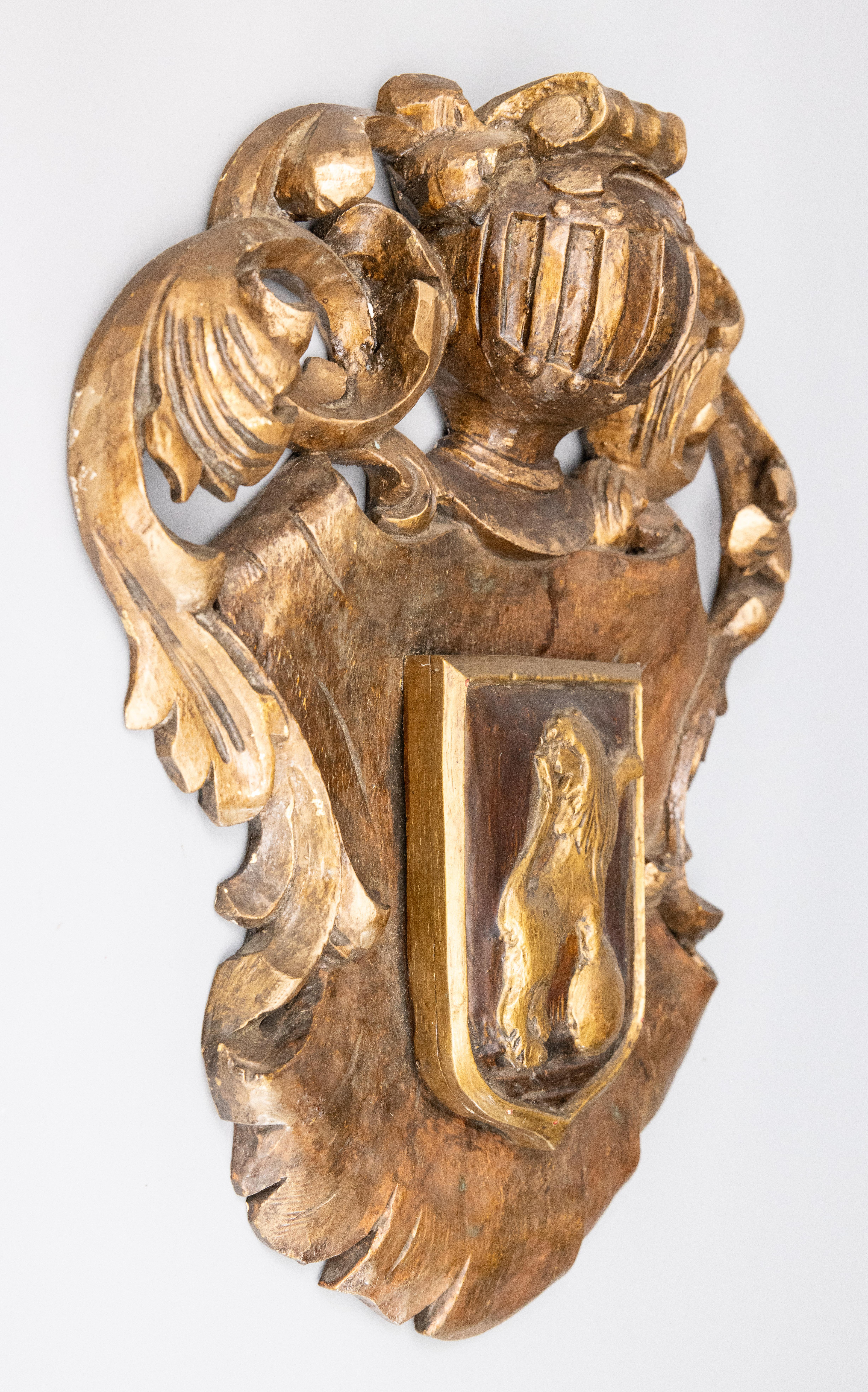 Magnífica placa mural de madera dorada española tallada con escudo heráldico de principios del siglo XX. Marcado 