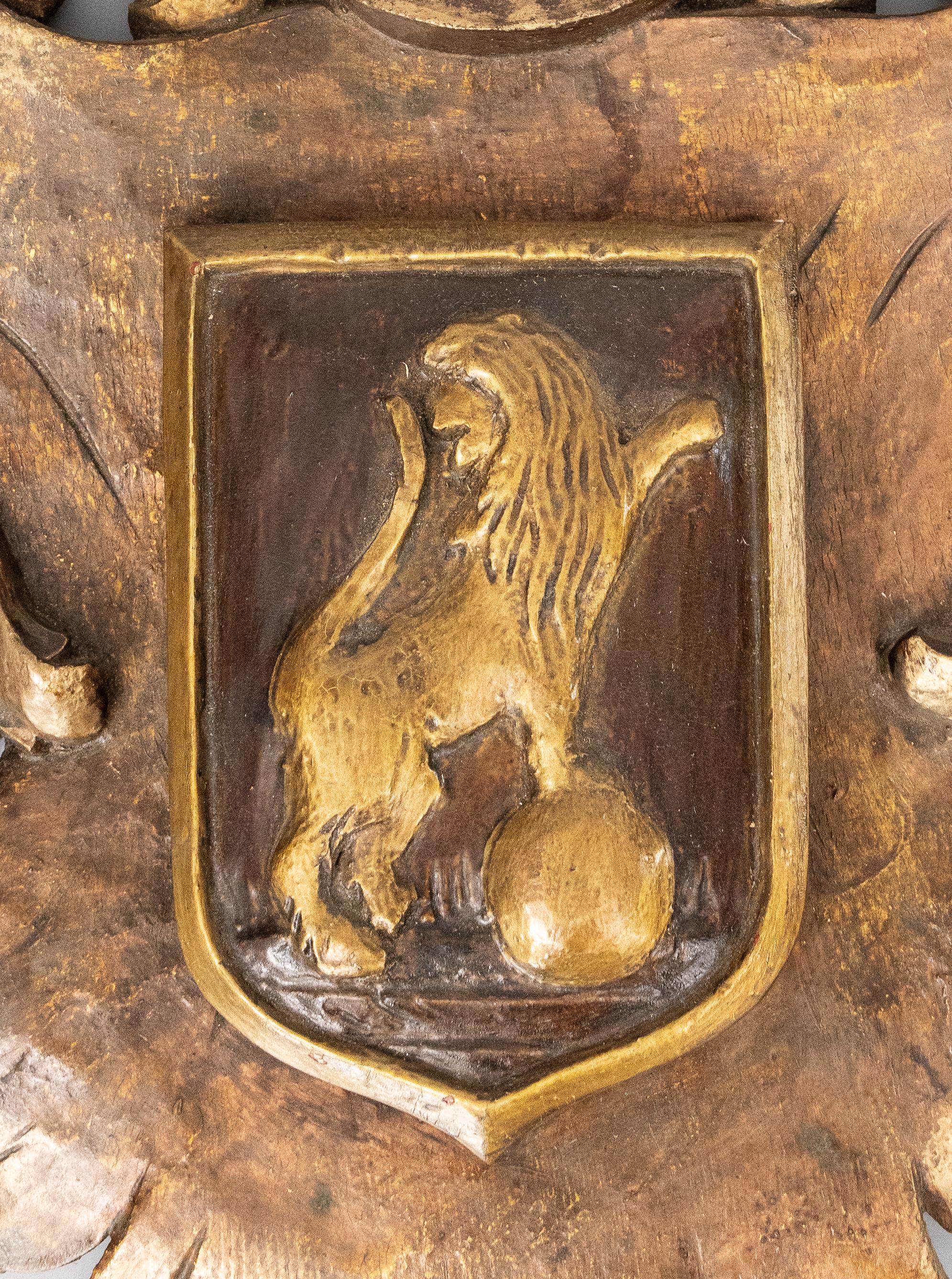 Antiguo Escudo Heráldico de Madera de Giltwood Tallado Español Placa de Pared Medieval