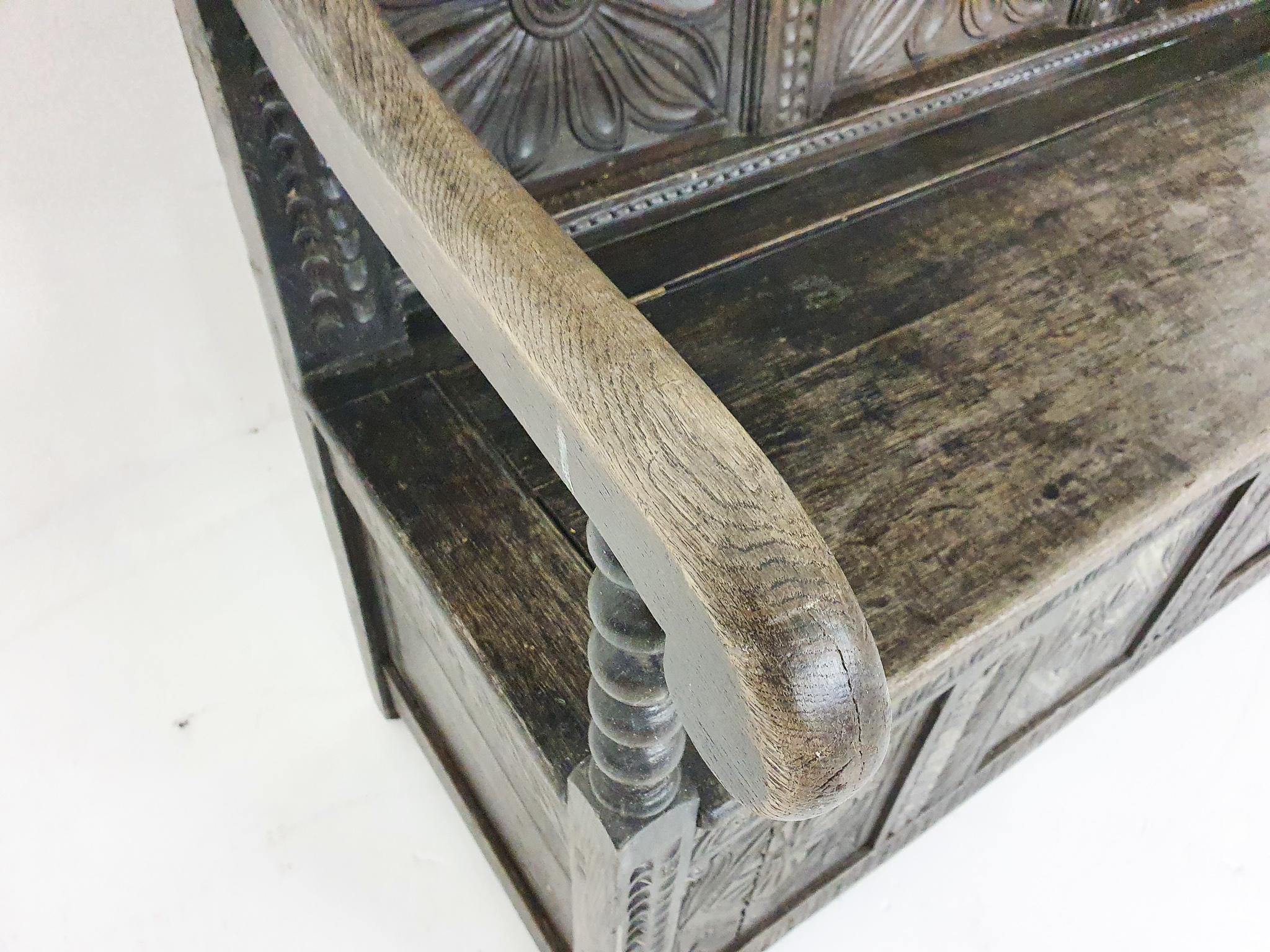 Banc espagnol ancien en chêne sculpté avec espace de rangement 2