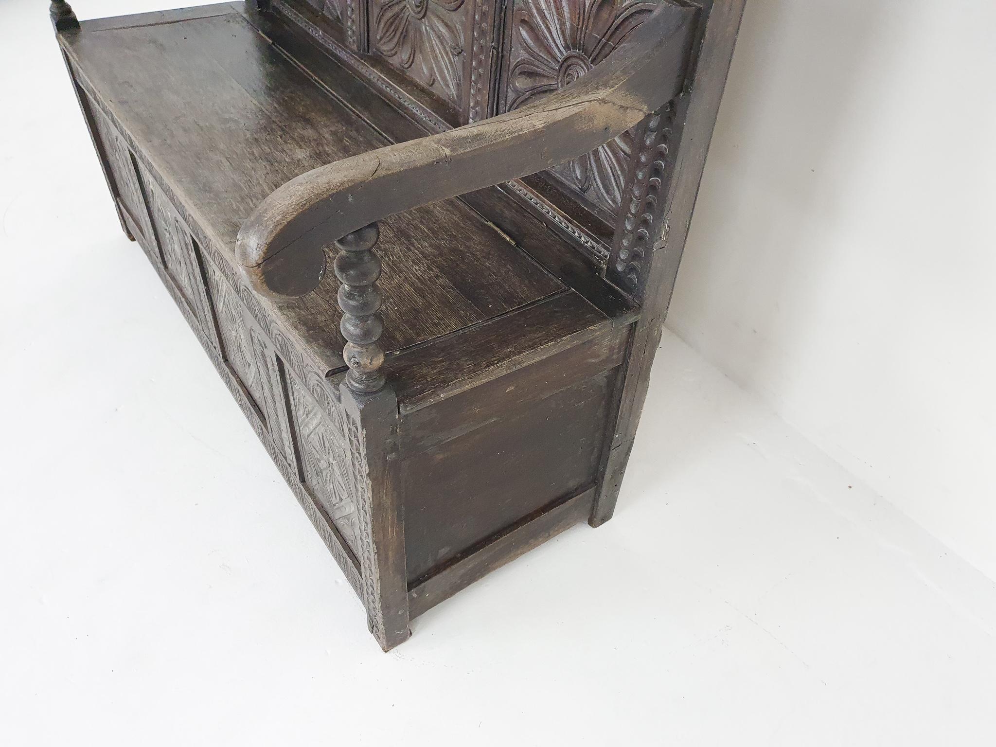 Banc espagnol ancien en chêne sculpté avec espace de rangement 3