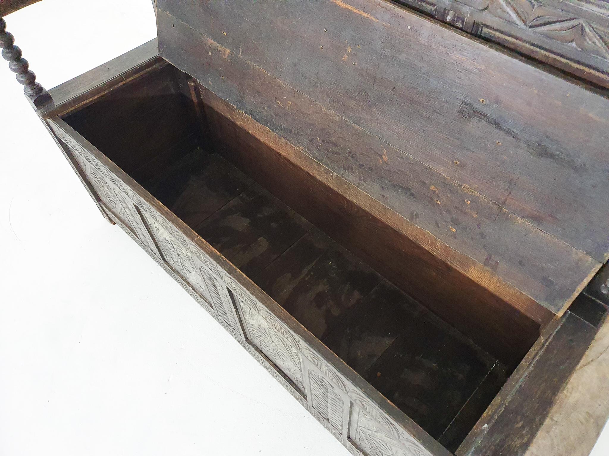 Banc espagnol ancien en chêne sculpté avec espace de rangement 4