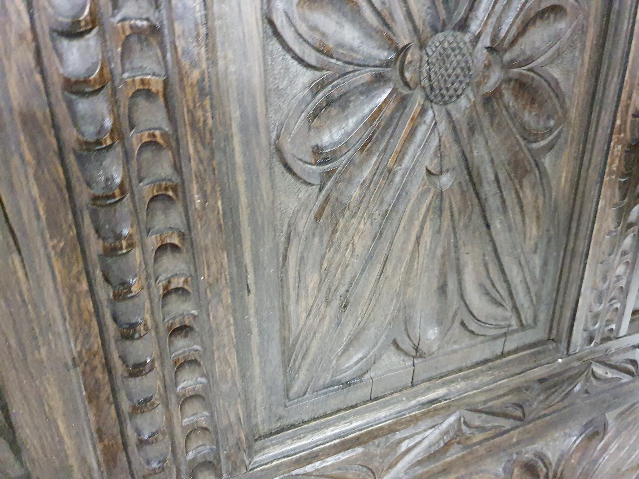 Banc espagnol ancien en chêne sculpté avec espace de rangement 5