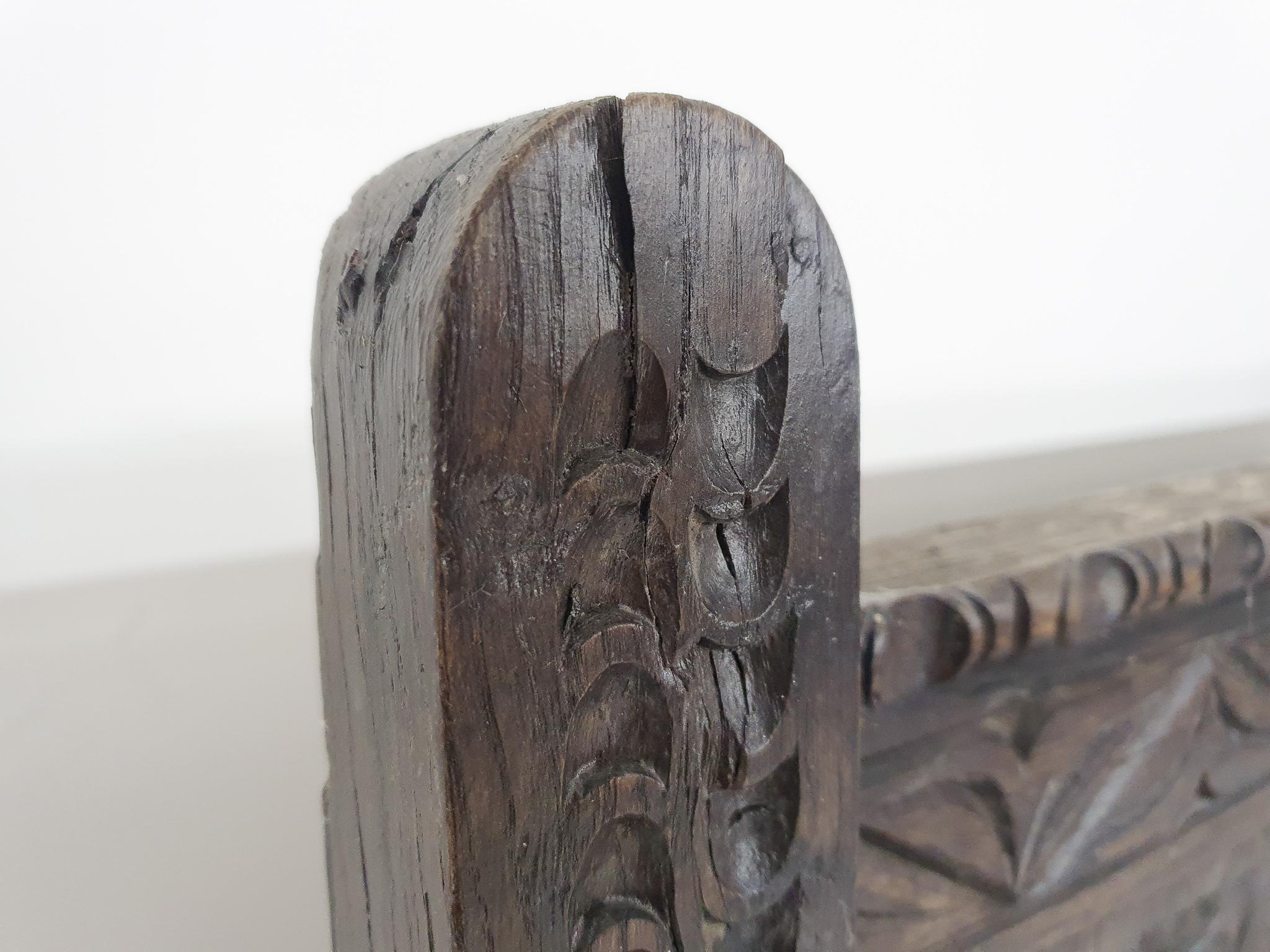 Banc espagnol ancien en chêne sculpté avec espace de rangement 7