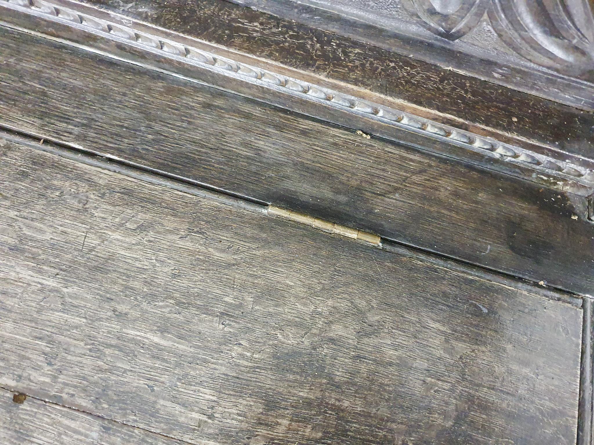 Banc espagnol ancien en chêne sculpté avec espace de rangement 8