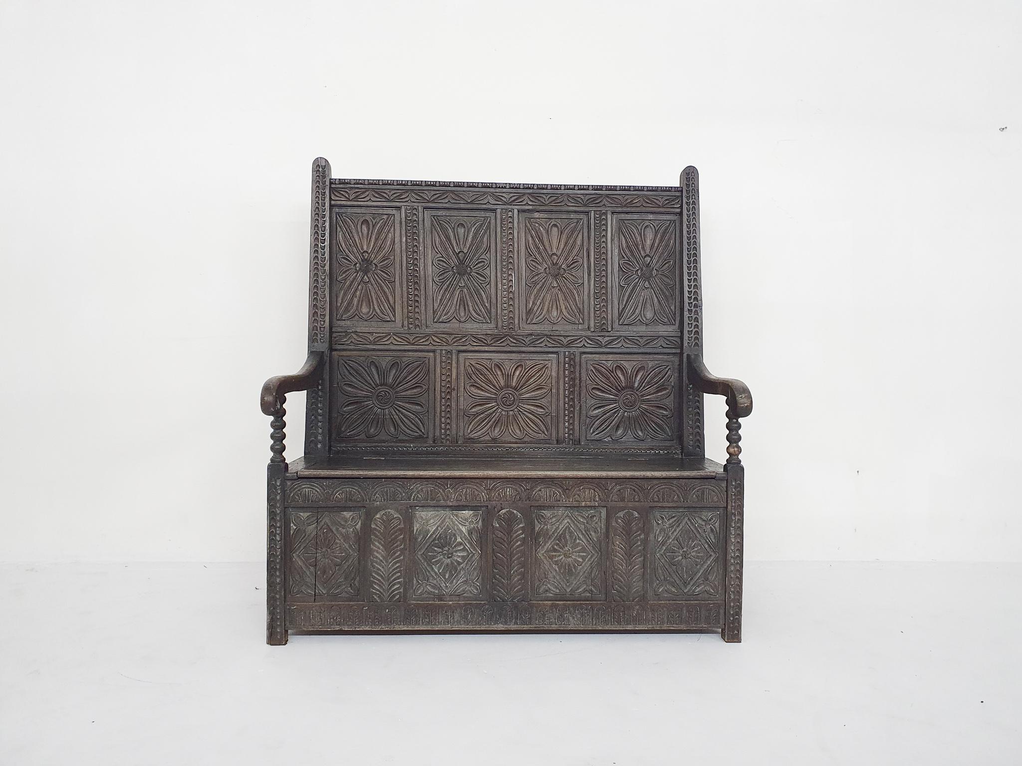 Banc en bois sculpté à la main avec espace de rangement sous l'assise.
Il a été utilisé à l'extérieur pendant un certain temps, le bois est donc un peu décoloré.