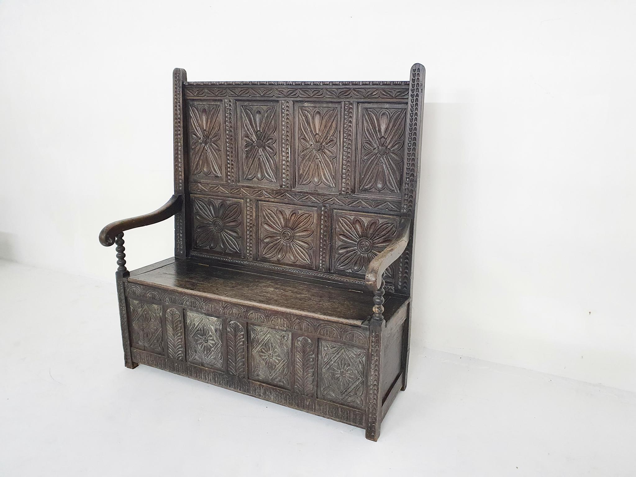 Mouvement esthétique Banc espagnol ancien en chêne sculpté avec espace de rangement