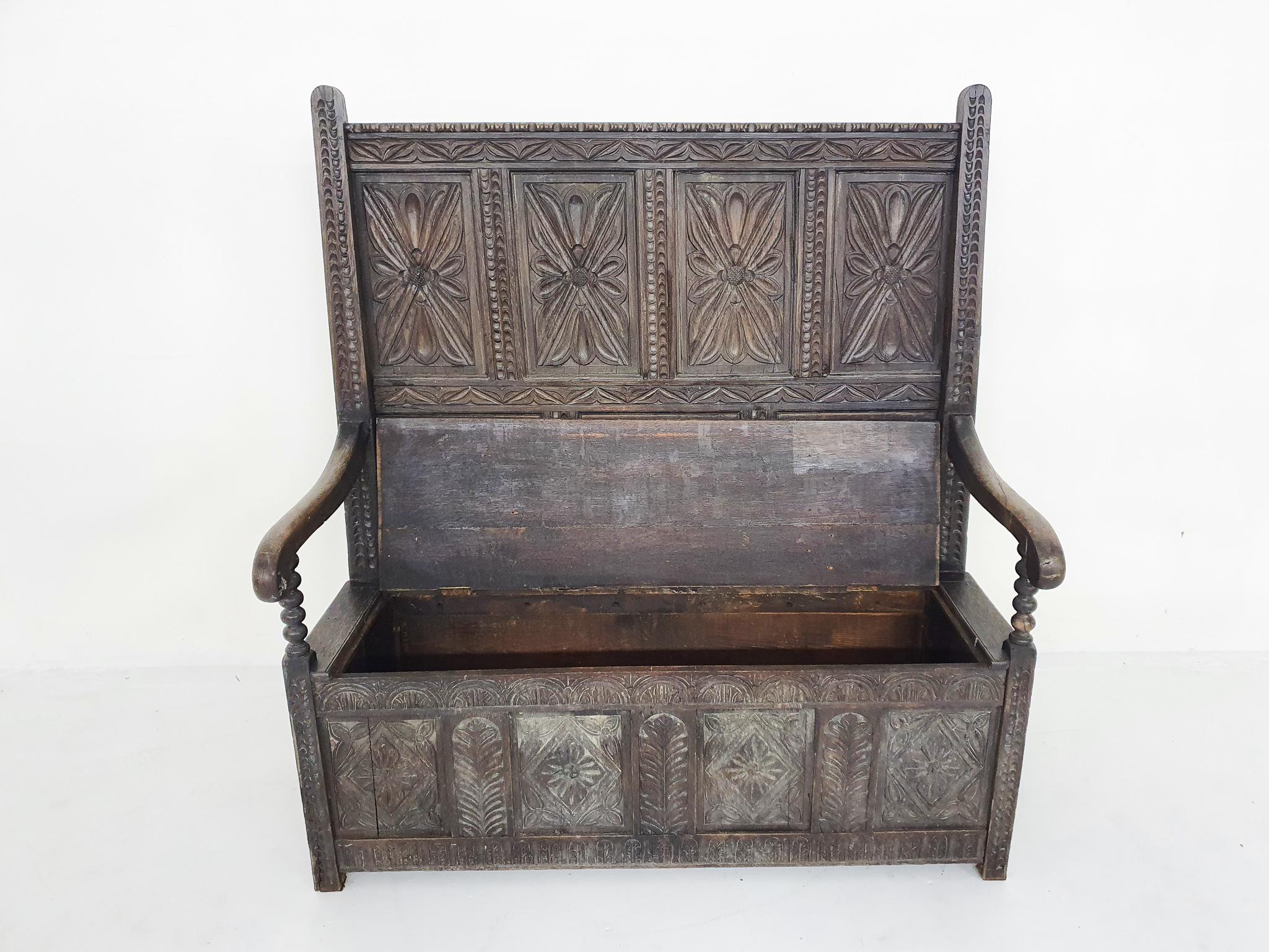 Espagnol Banc espagnol ancien en chêne sculpté avec espace de rangement
