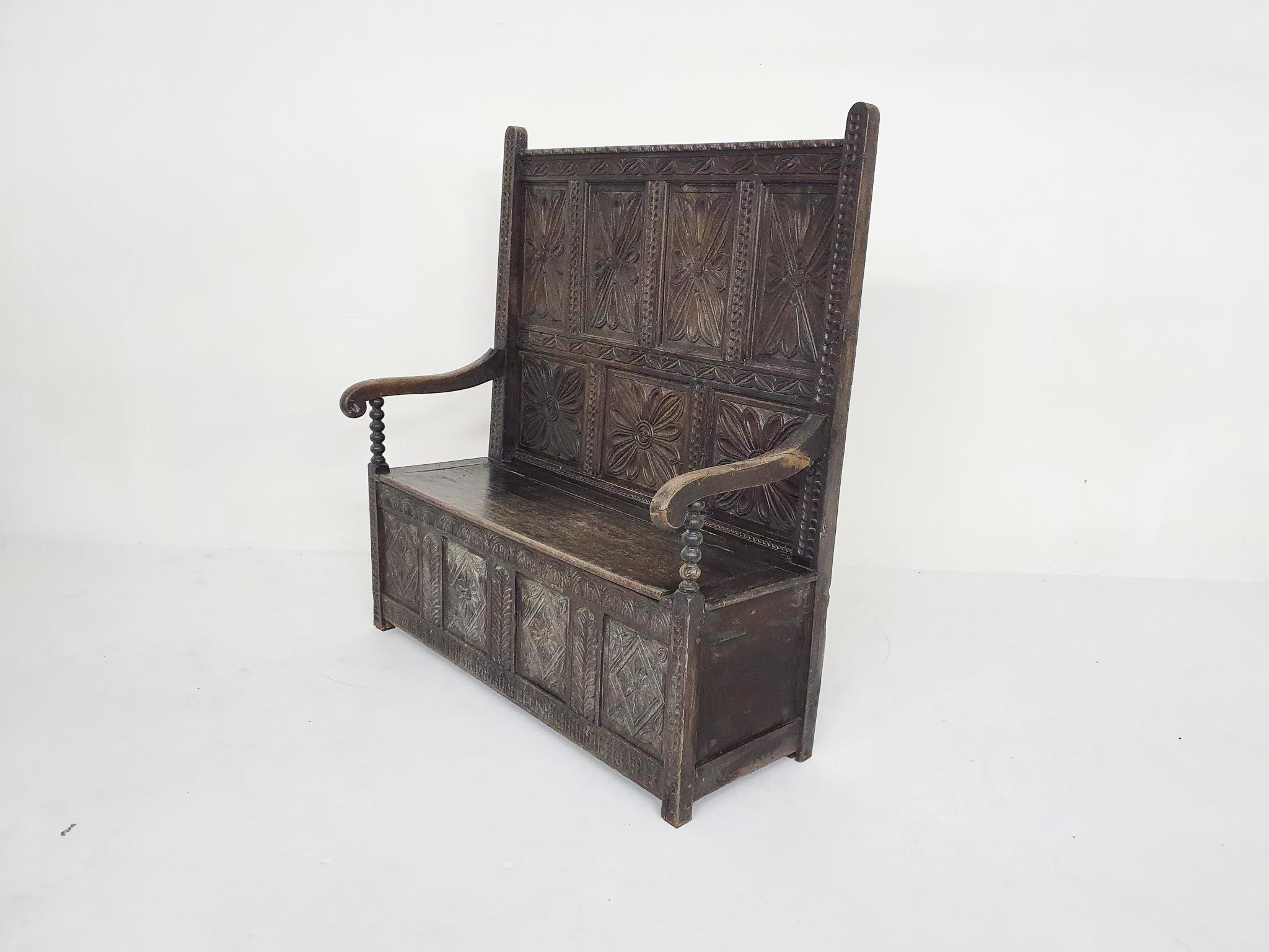 Banc espagnol ancien en chêne sculpté avec espace de rangement Bon état à Amsterdam, NL