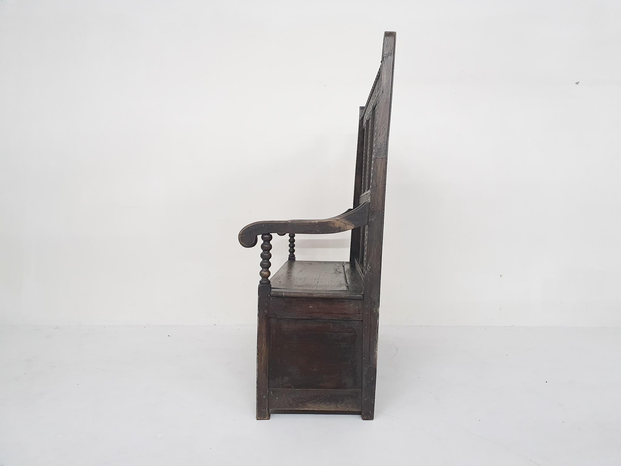 Début du 20ème siècle Banc espagnol ancien en chêne sculpté avec espace de rangement