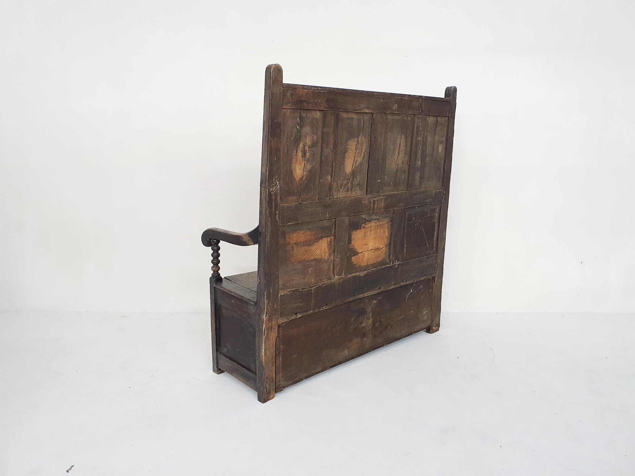 Bois Banc espagnol ancien en chêne sculpté avec espace de rangement
