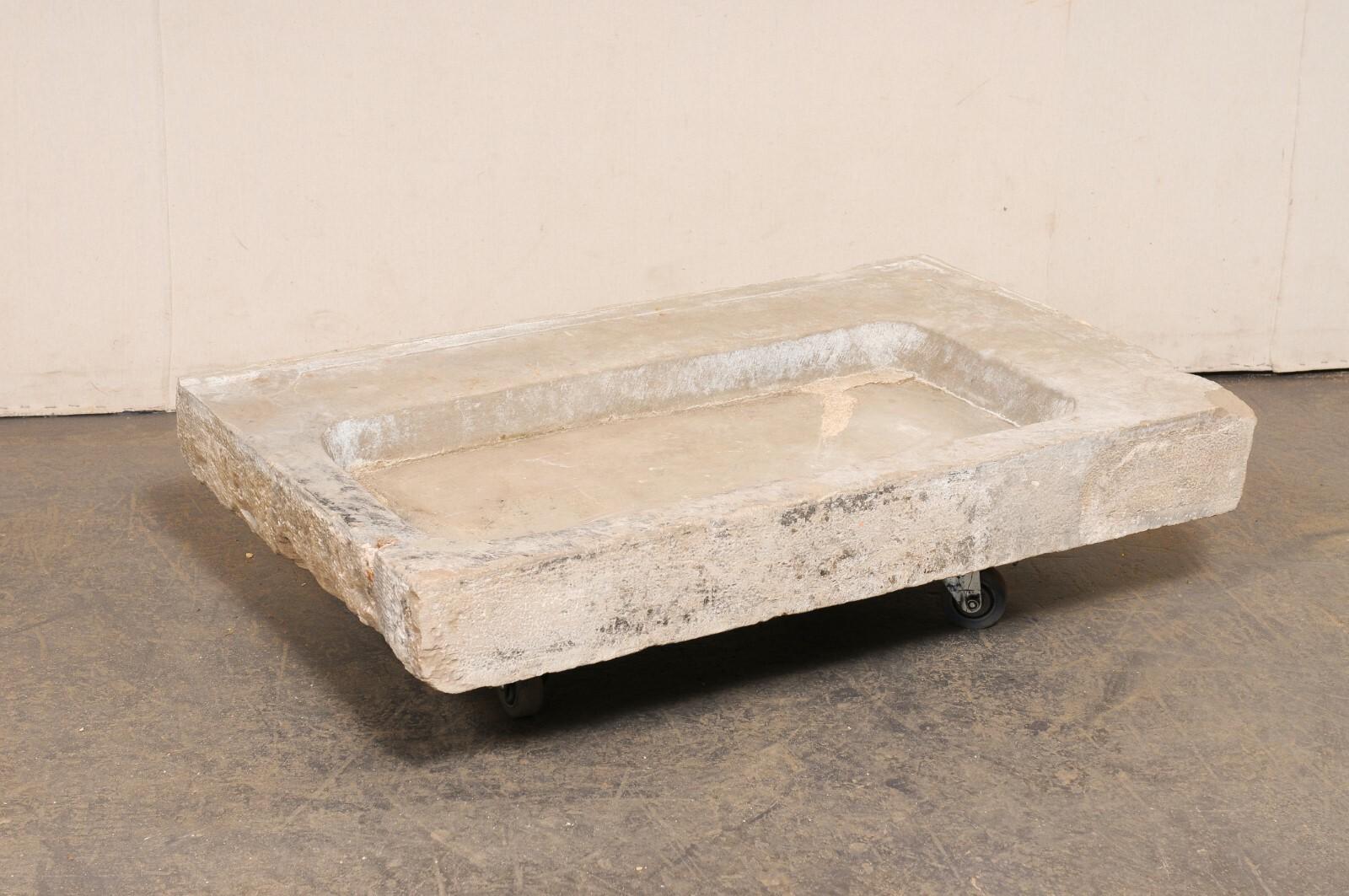fregadero de piedra antiguo