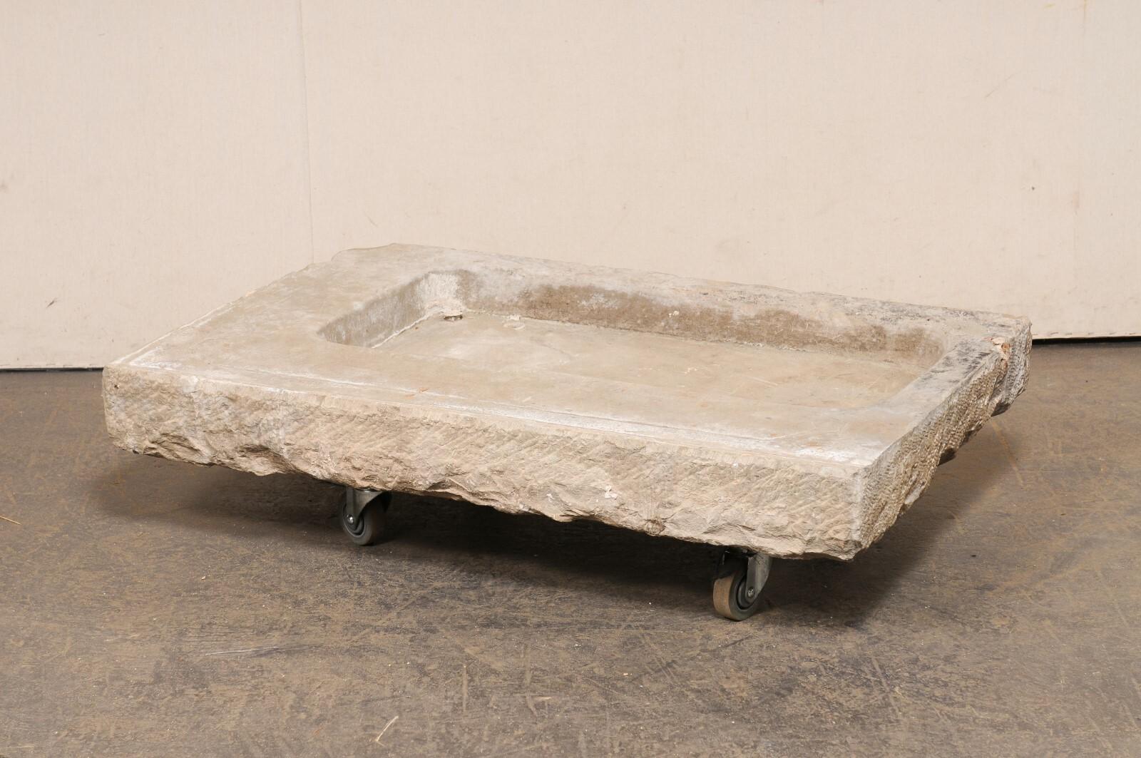 Fregadero Español Antiguo de Piedra Tallada con Pila Superfina, Tamaño XL siglo XX en venta